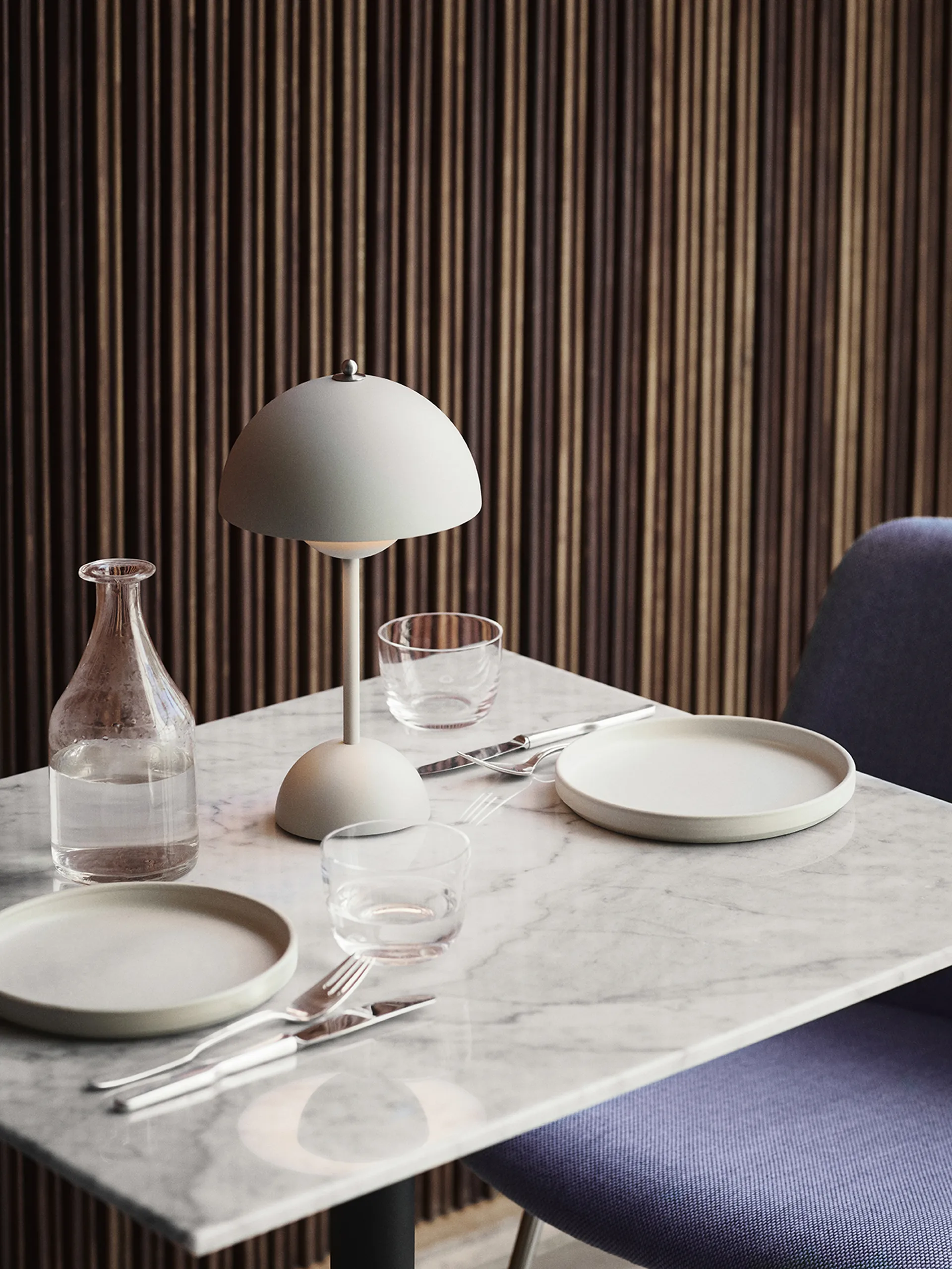 Przenośna lampa stołowa Flowerpot VP9, Biała matowa &Tradition