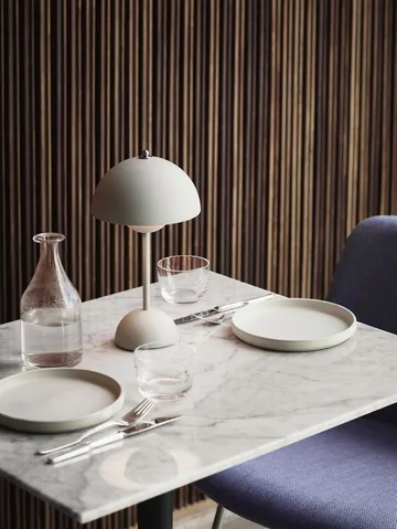 Przenośna lampa stołowa Flowerpot VP9 - Biała matowa - &Tradition