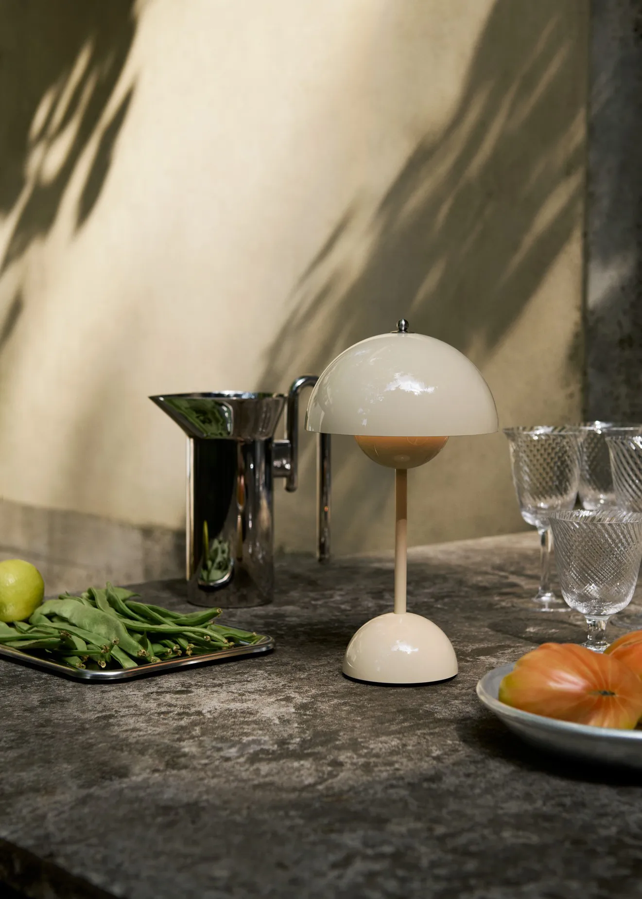 Przenośna lampa stołowa Flowerpot VP9, Ivory &Tradition