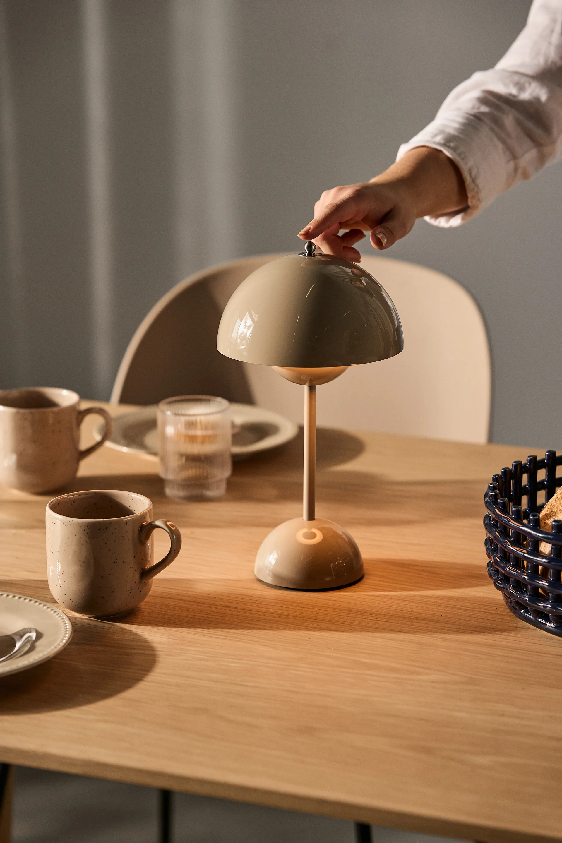 Przenośna lampa stołowa Flowerpot VP9, Szaro-beżowa &Tradition