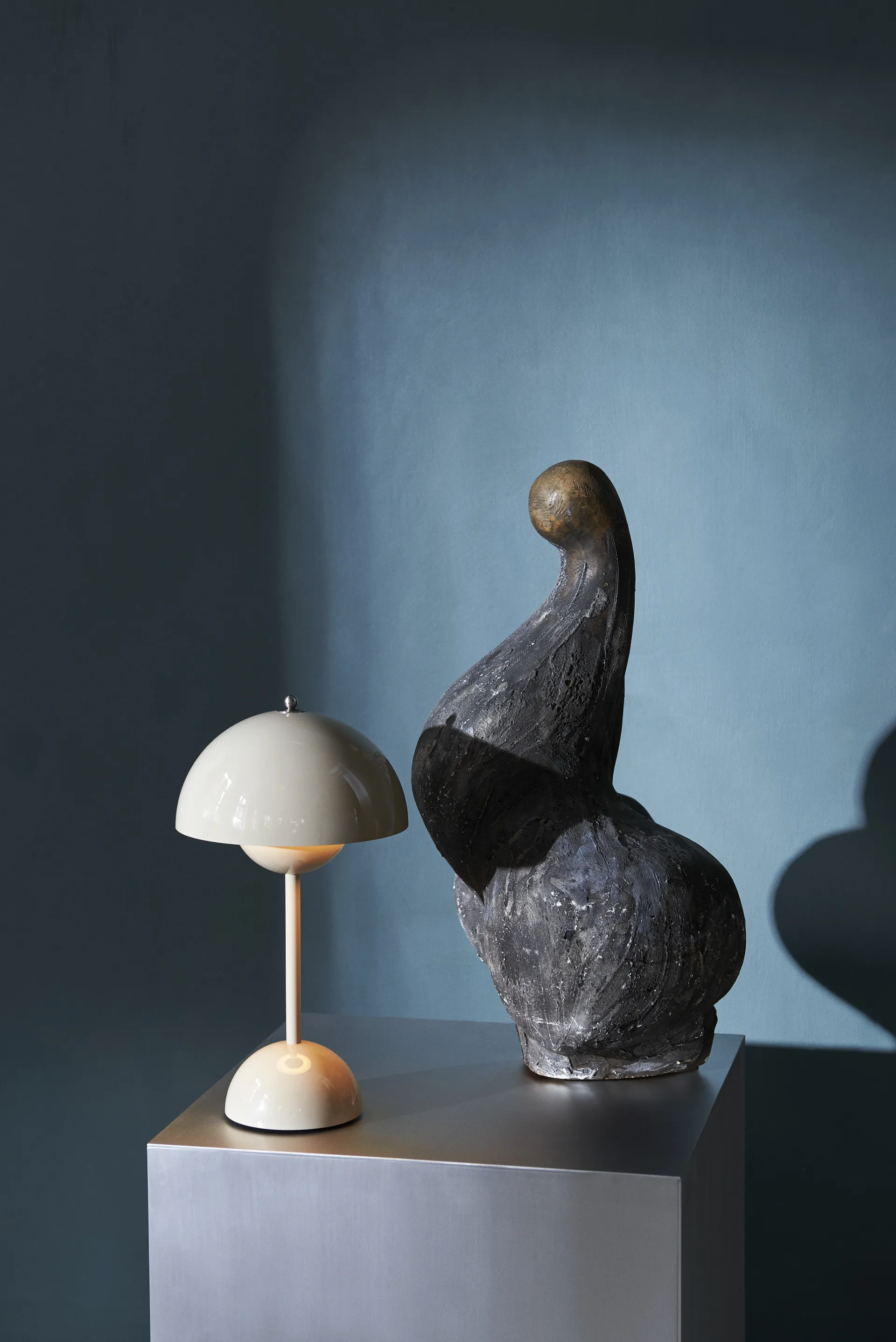 Przenośna lampa stołowa Flowerpot VP9, Szaro-beżowa &Tradition