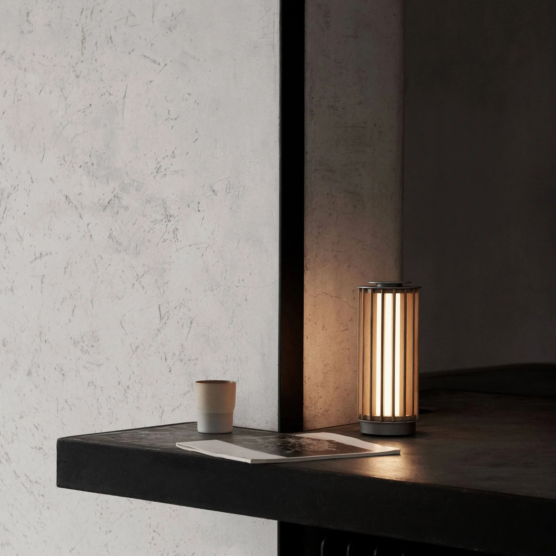 Przenośna lampa stołowa Numbra TY3, Lakierowany dąb-bębnowane aluminium &Tradition