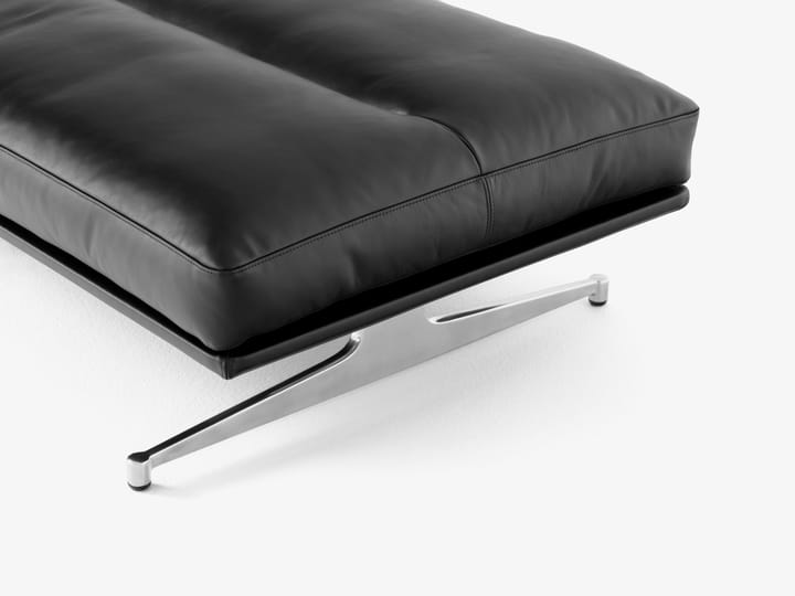 Pufa Inland AV32 o wymiarach 78x113 cm, Noble skóra czarna-polerowany aluminium &Tradition