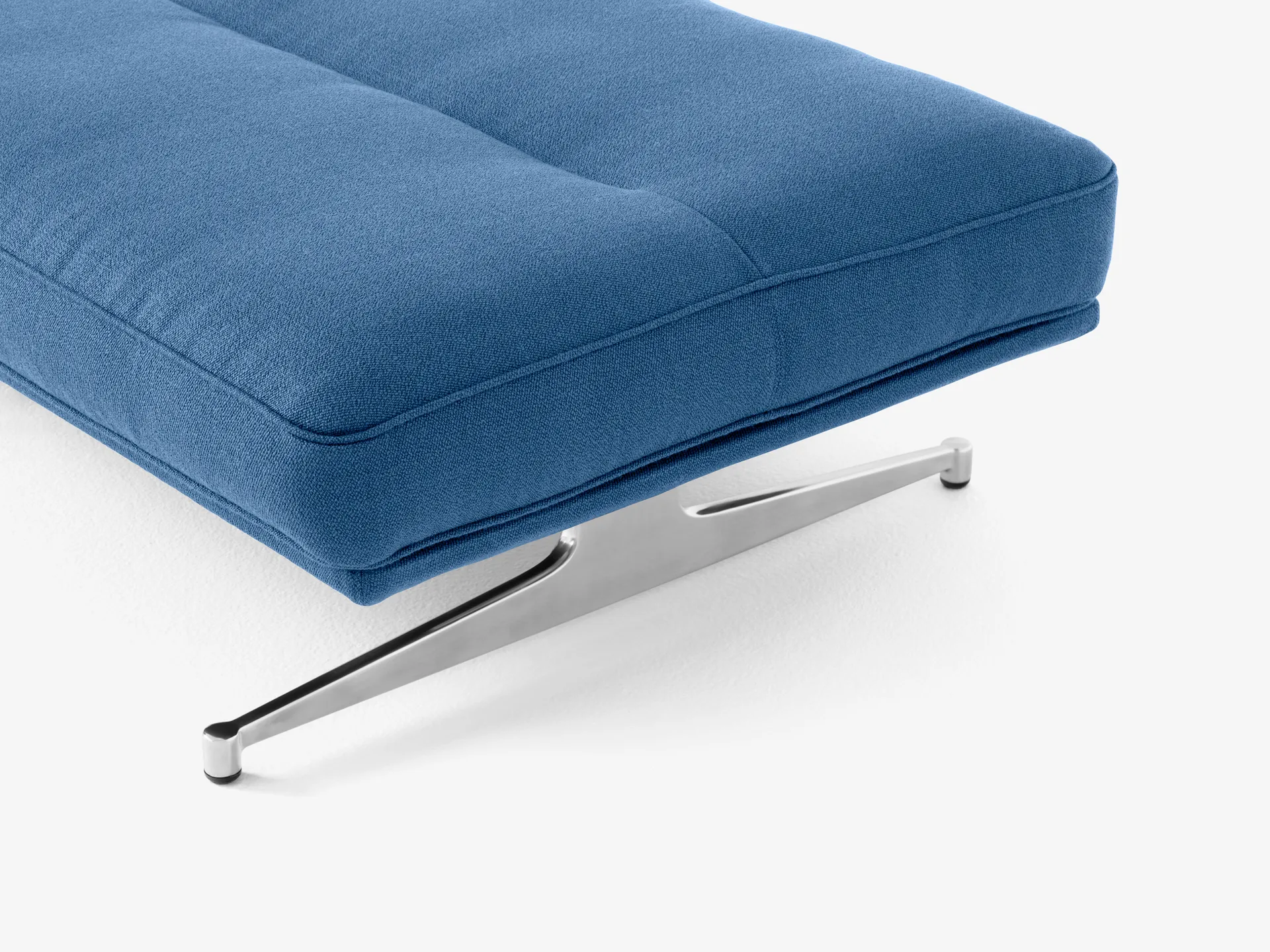 Pufa Inland AV32 o wymiarach 78x113 cm, Vidar 733 - polerowany aluminium &Tradition