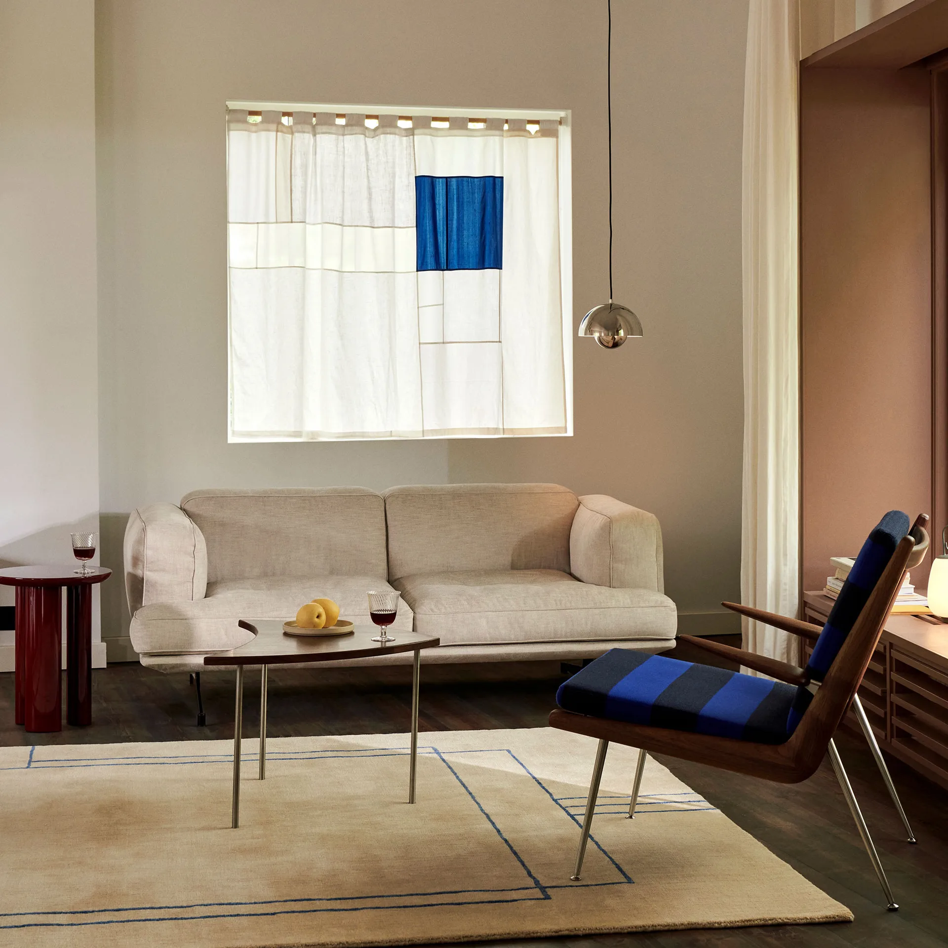 Sofa dwuosobowa Inland AV22, Gliniany 0011-ciepły czarny &Tradition