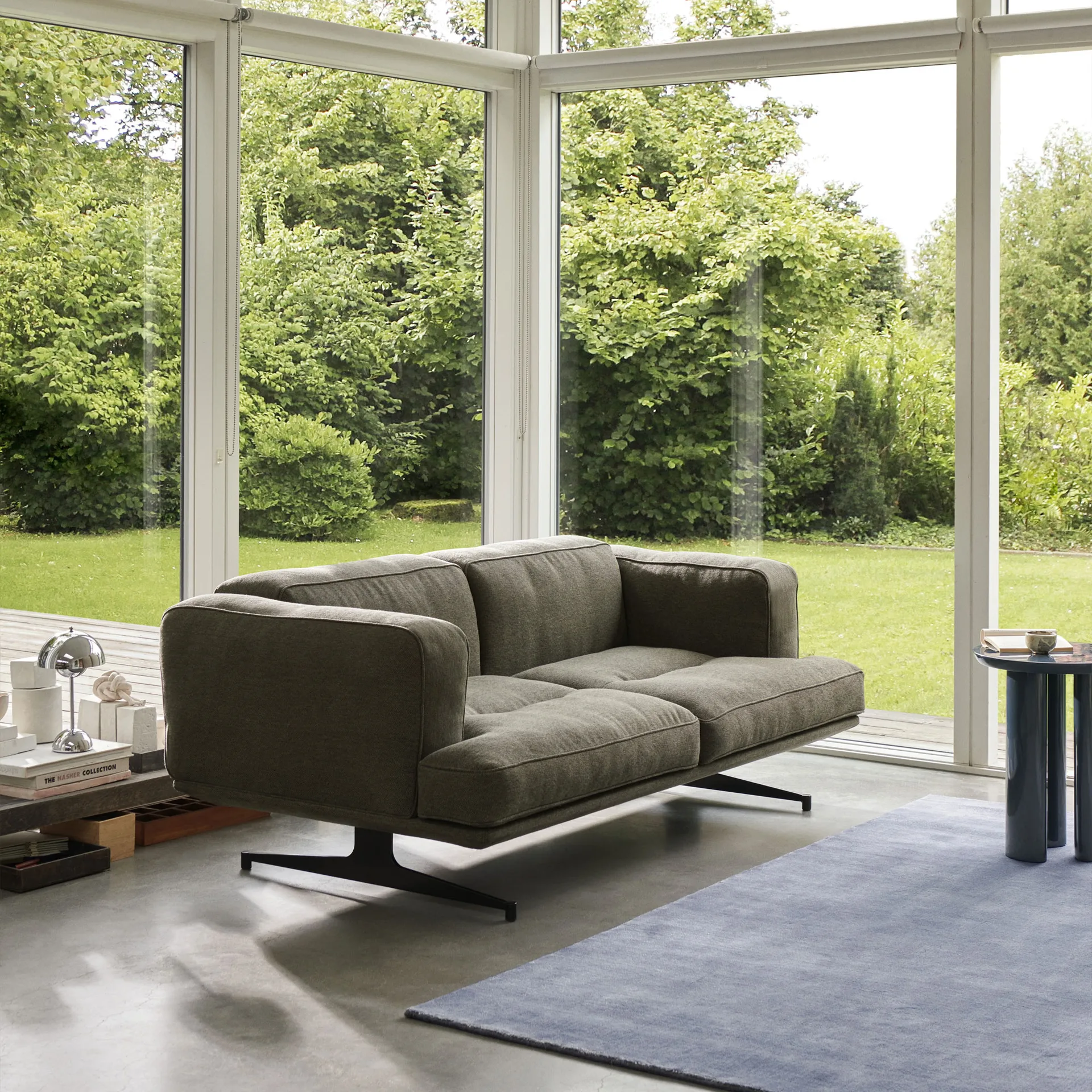 Sofa dwuosobowa Inland AV22, Gliniany 0014-ciepły czarny &Tradition