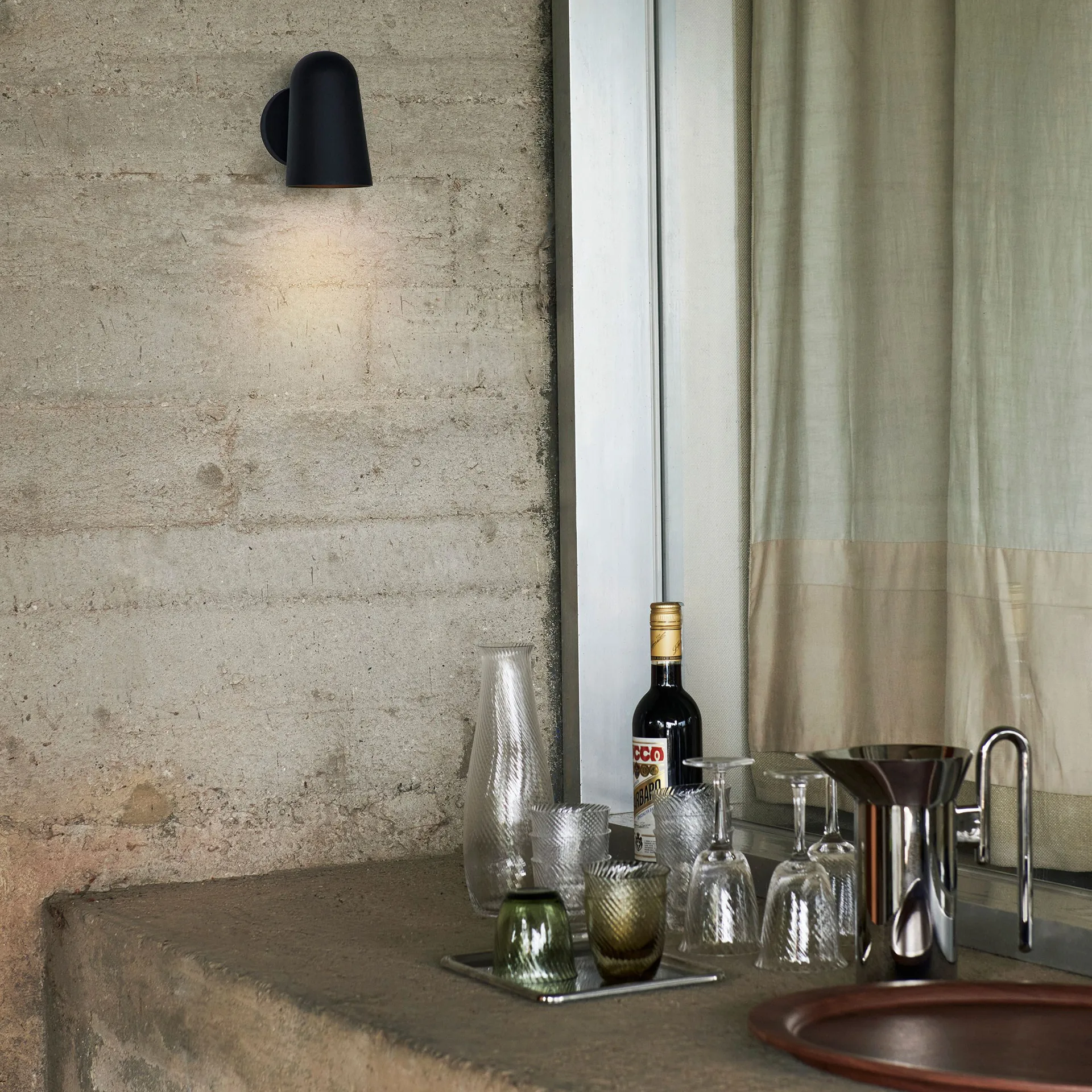 Solid SC104 lampa ścienna, Black &Tradition