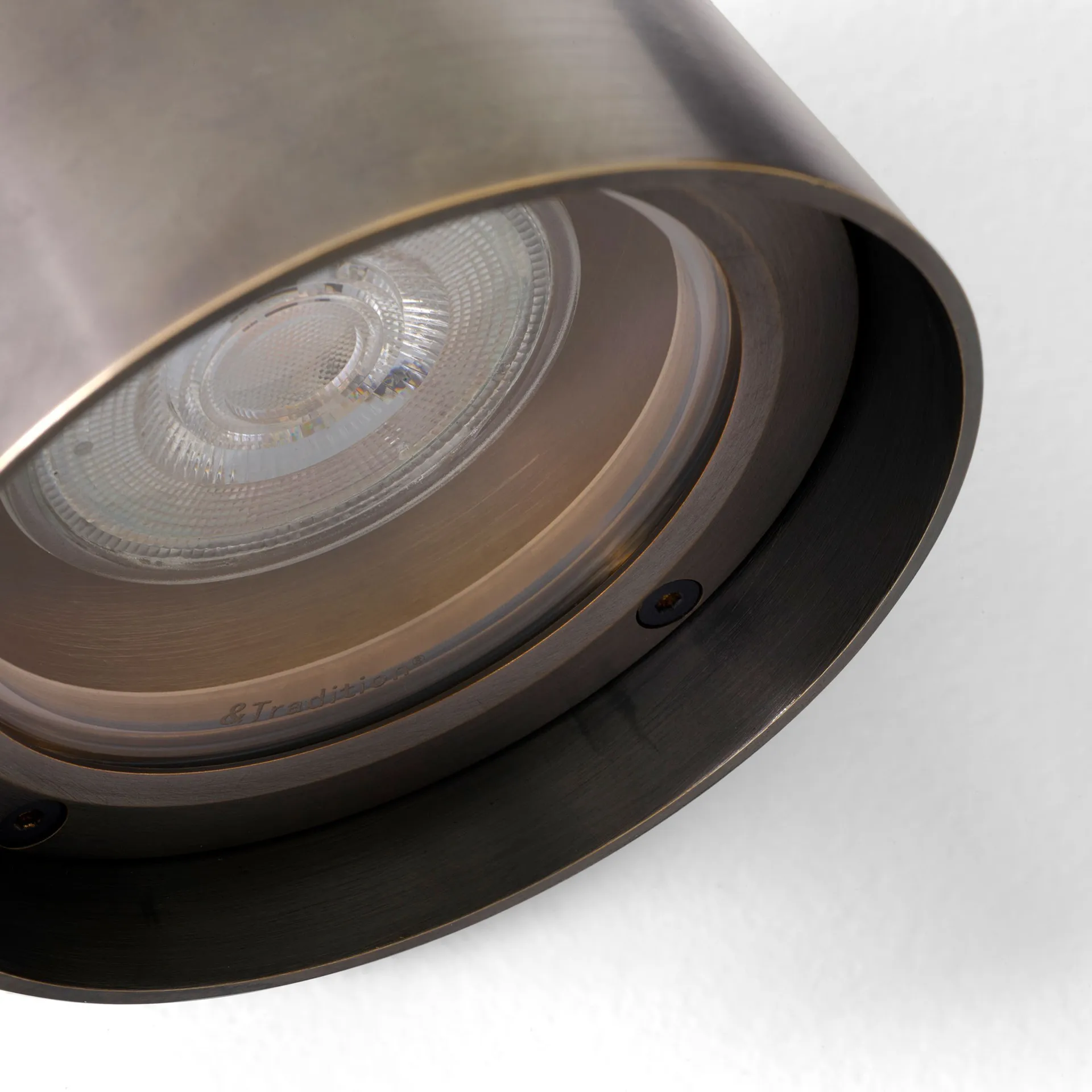 Solid SC105 lampa ścienna, Bronzed brass &Tradition