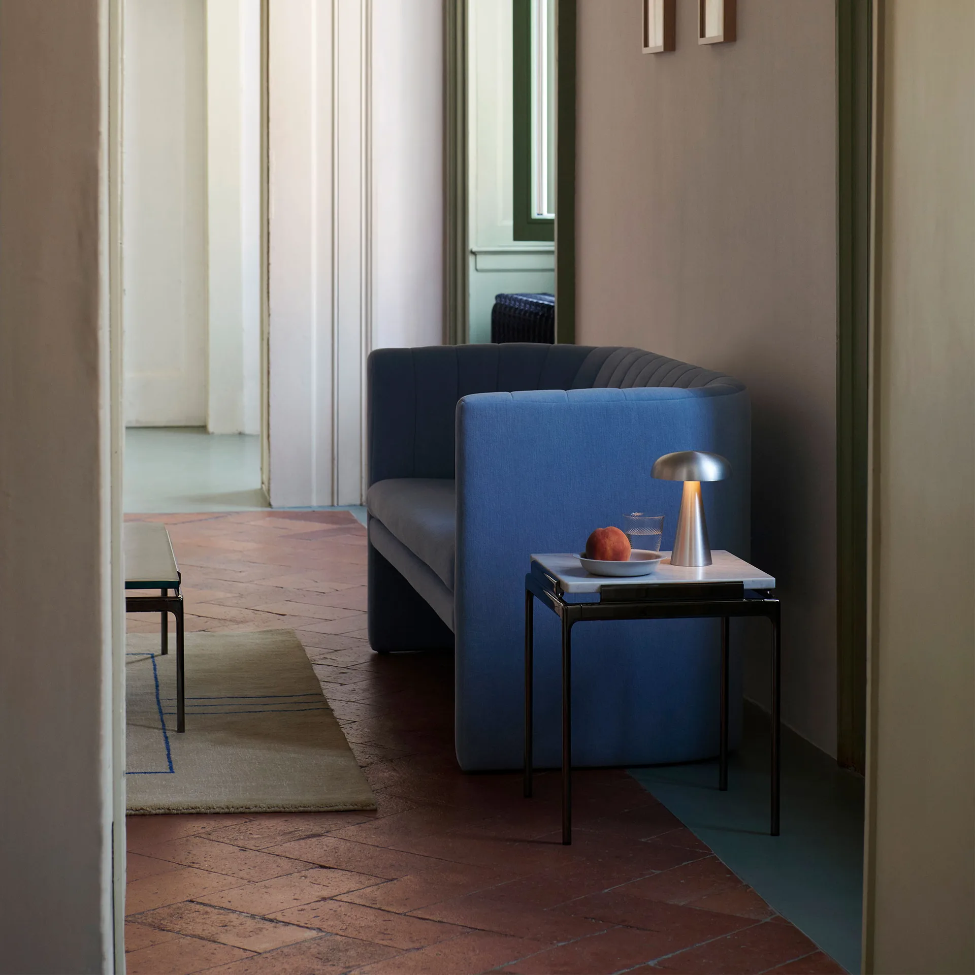 Stolik boczny Sett LN11, Bianco carrara-dark chrome &Tradition