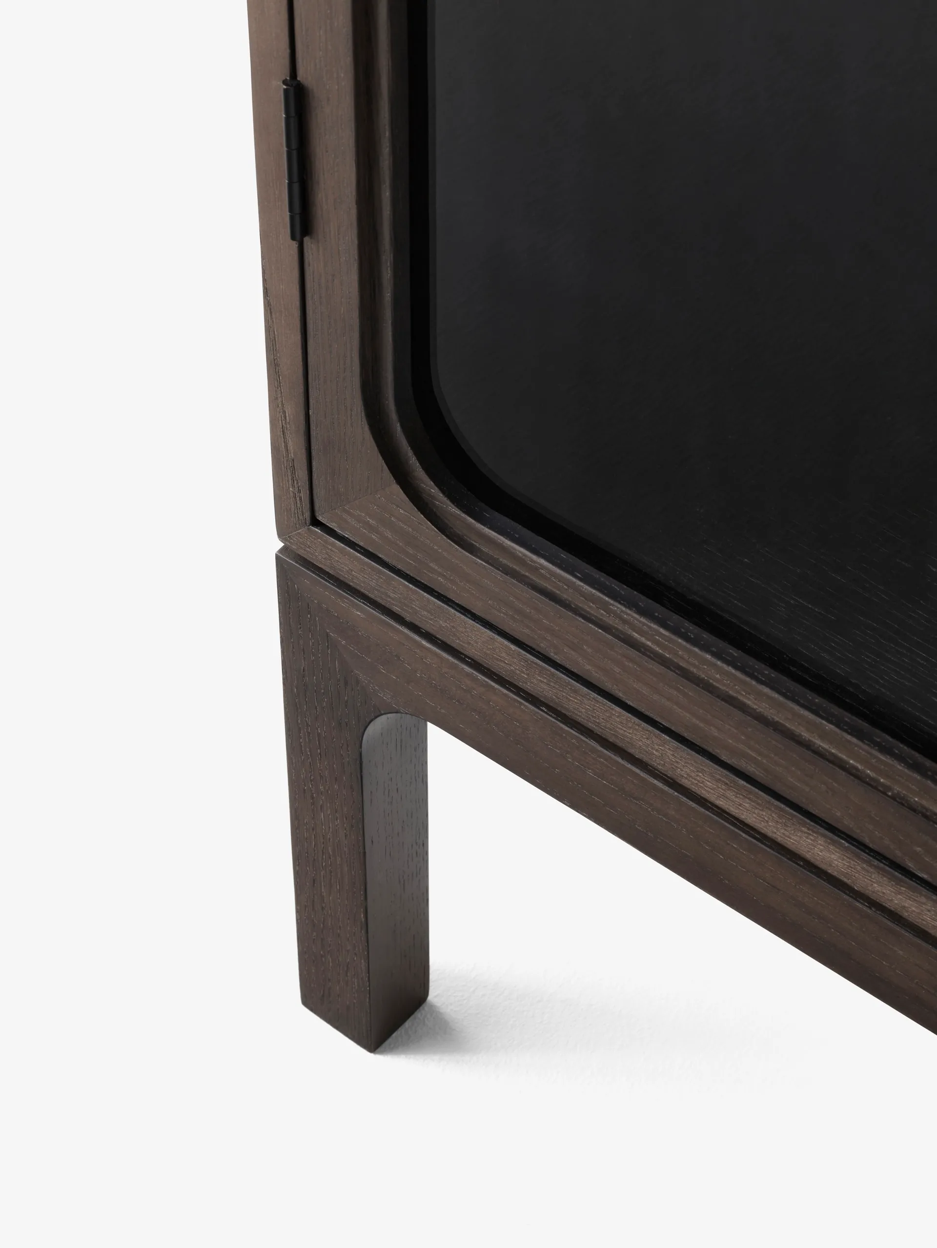 Witryna przeszklona Trace SC87 50x192x40 cm, Dark stained oak &Tradition
