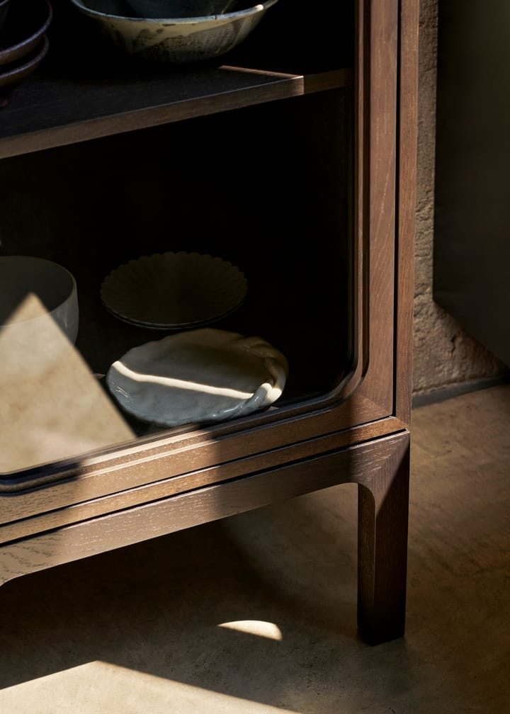 Witryna przeszklona Trace SC87 50x192x40 cm, Dark stained oak &Tradition