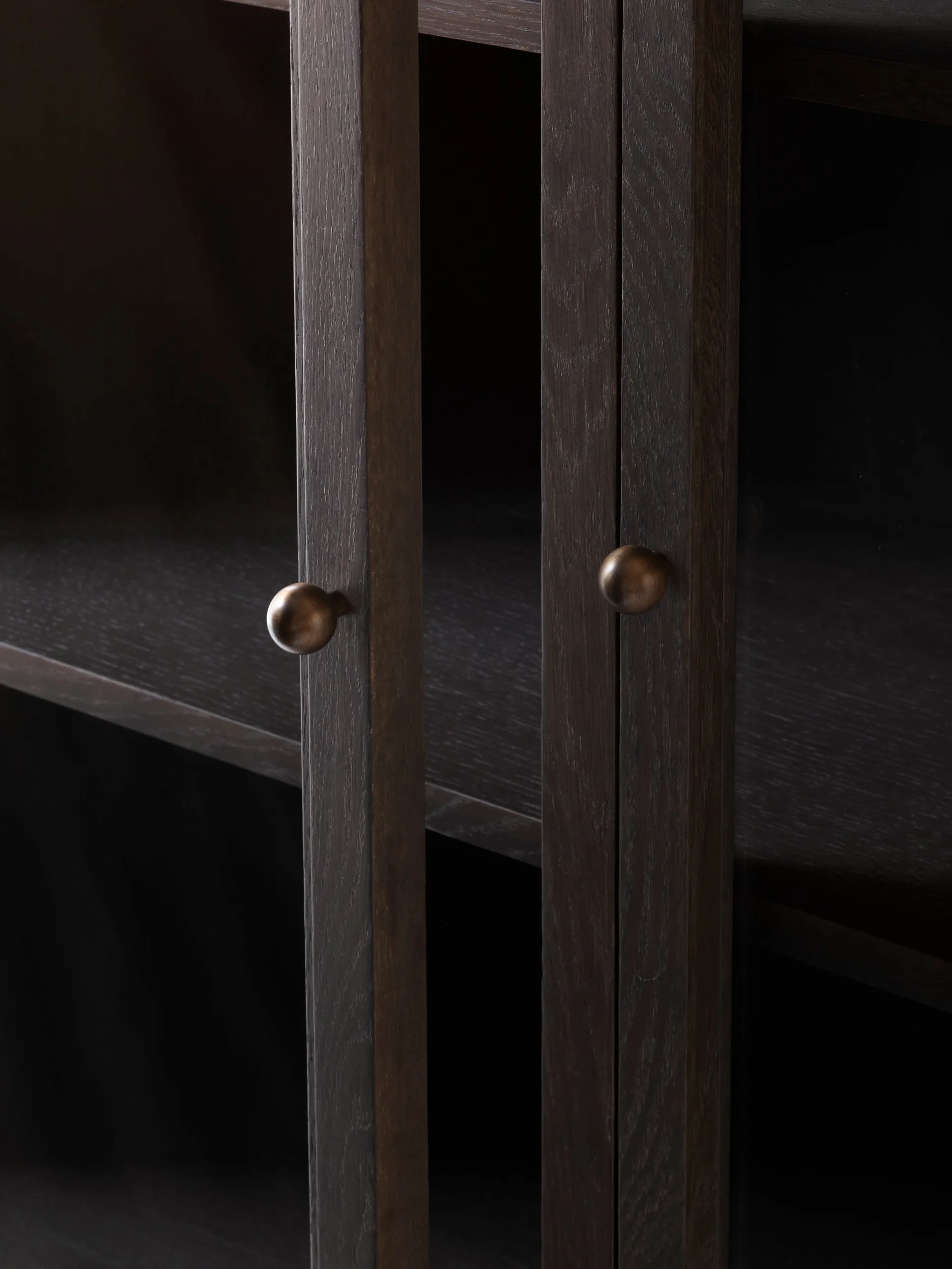 Witryna przeszklona Trace SC88 120x192x40 cm, Dark stained oak &Tradition
