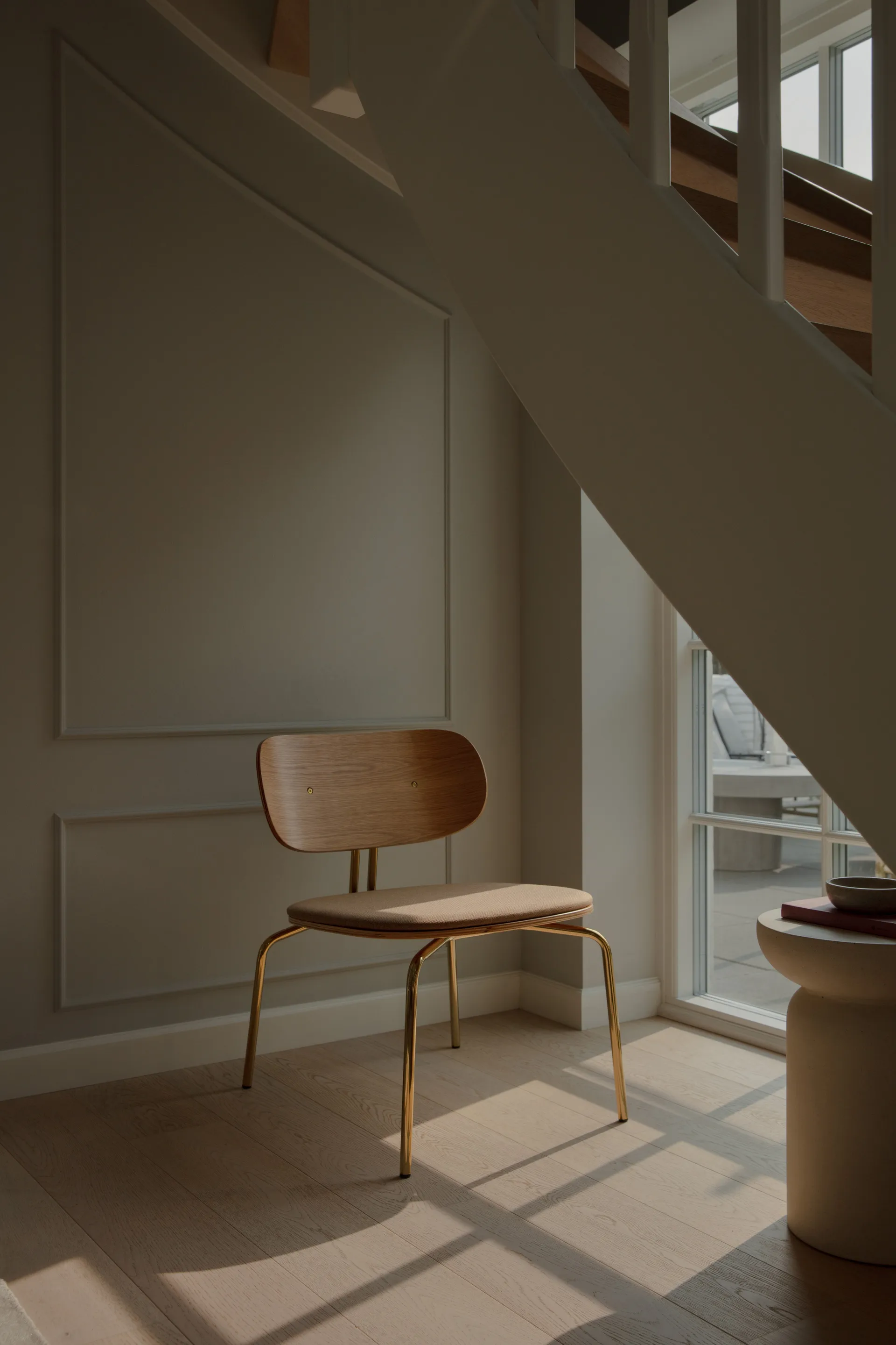 Fotel lounge Curious, Oak-brass Umage