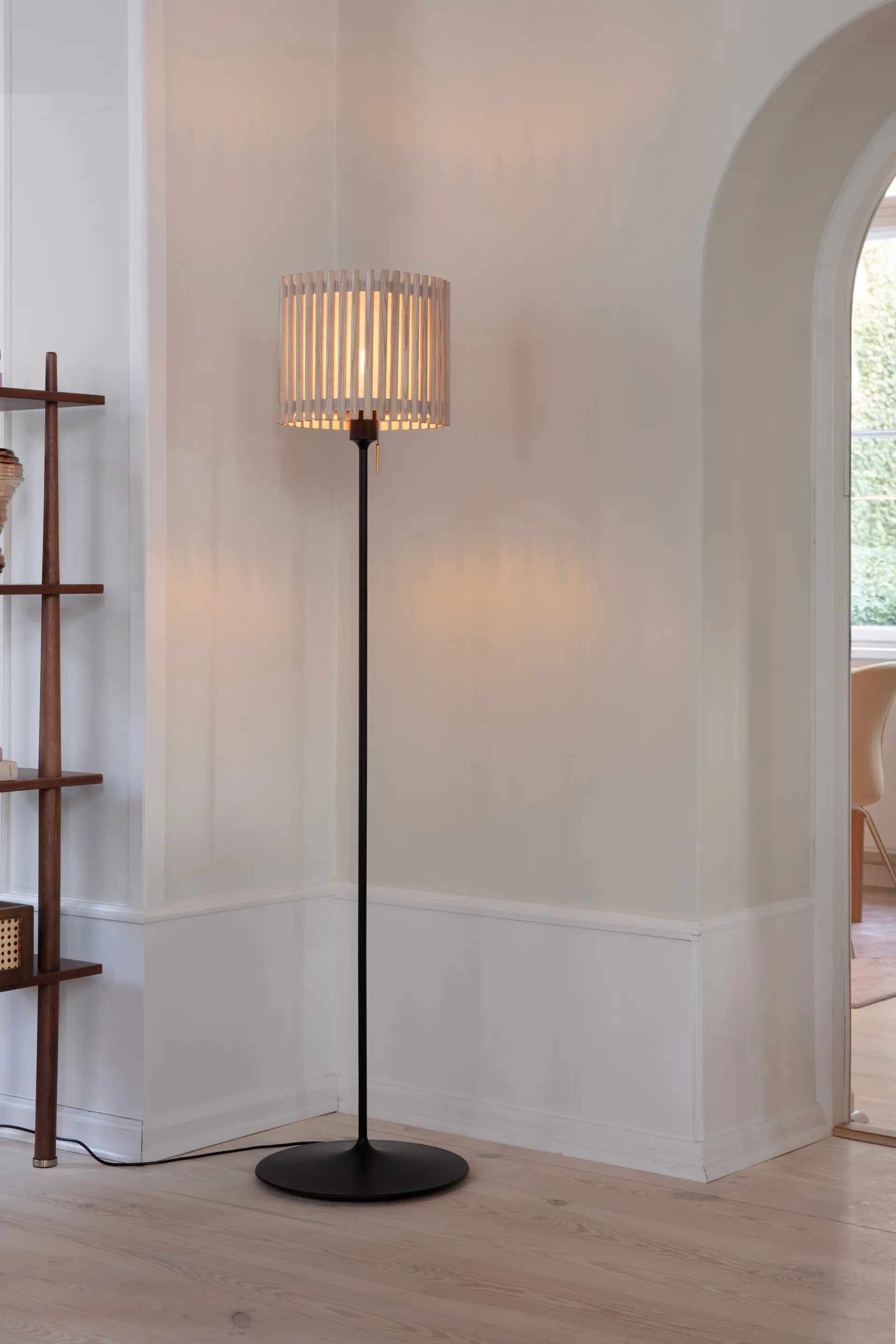 Lampa podłogowa Komorebi średnia, Circle oak-czarny Umage