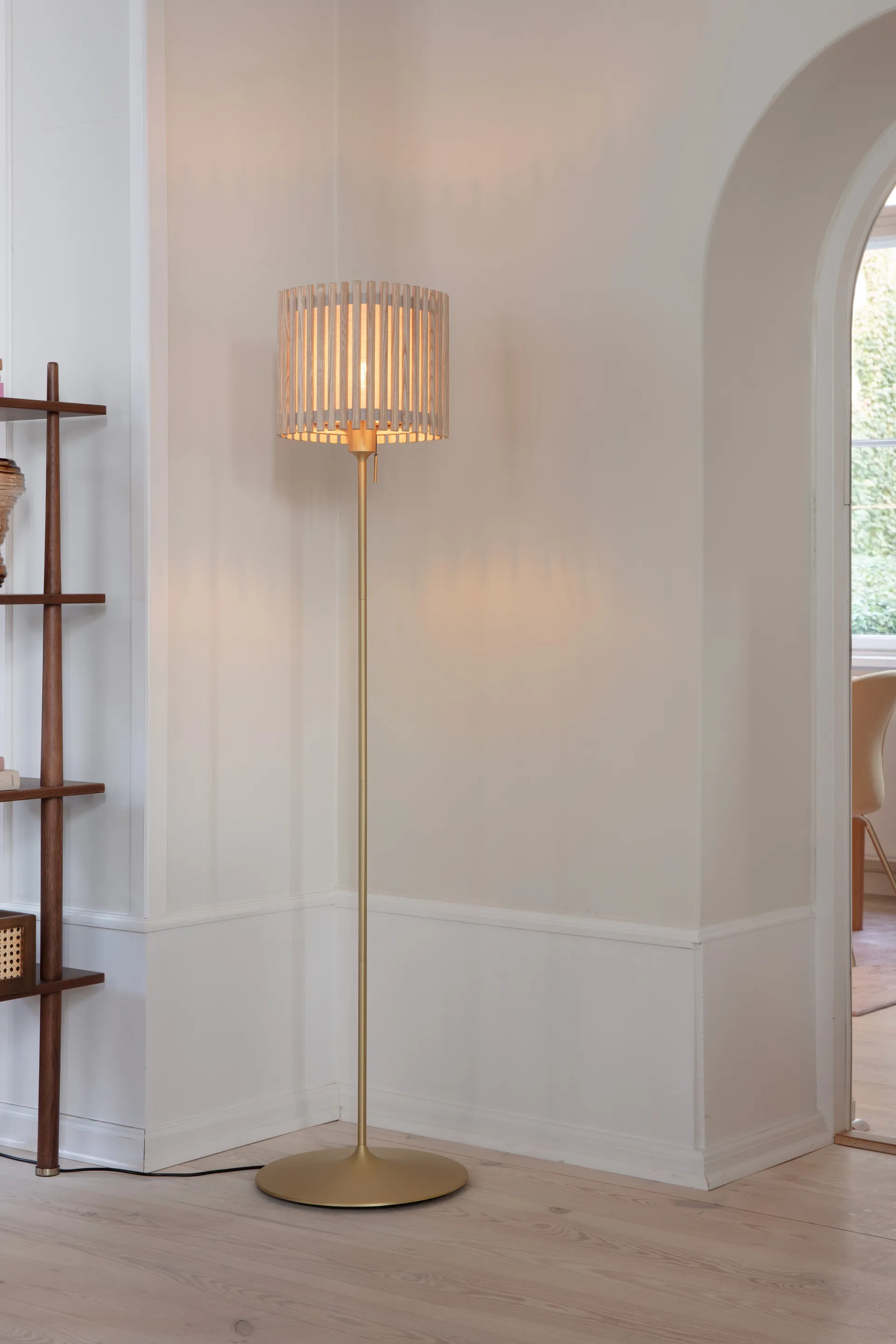 Lampa podłogowa Komorebi średnia, Circle oak-Szczotkowany mosiądz Umage