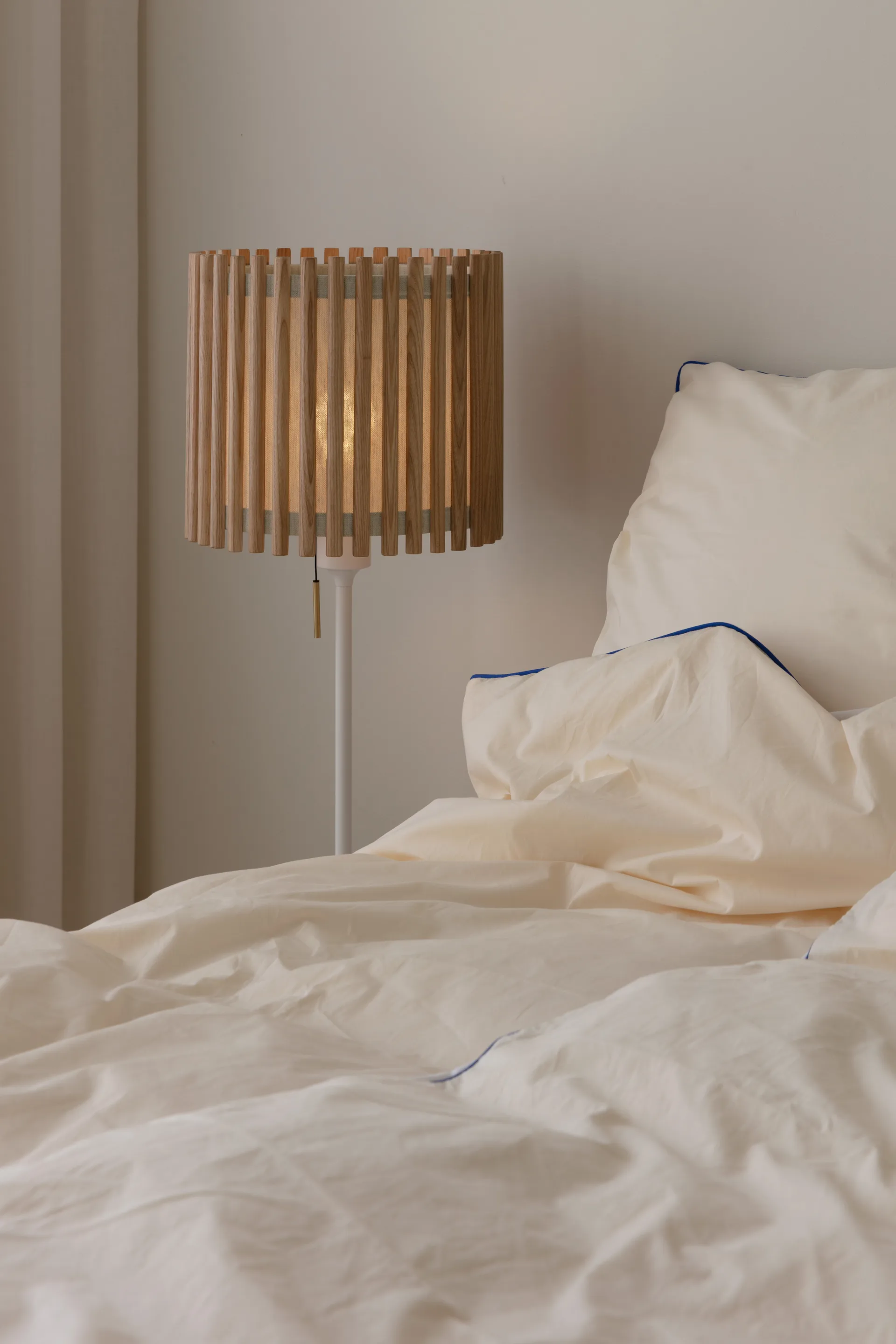 Lampa podłogowa Komorebi średnia, Square oak-Biały Umage