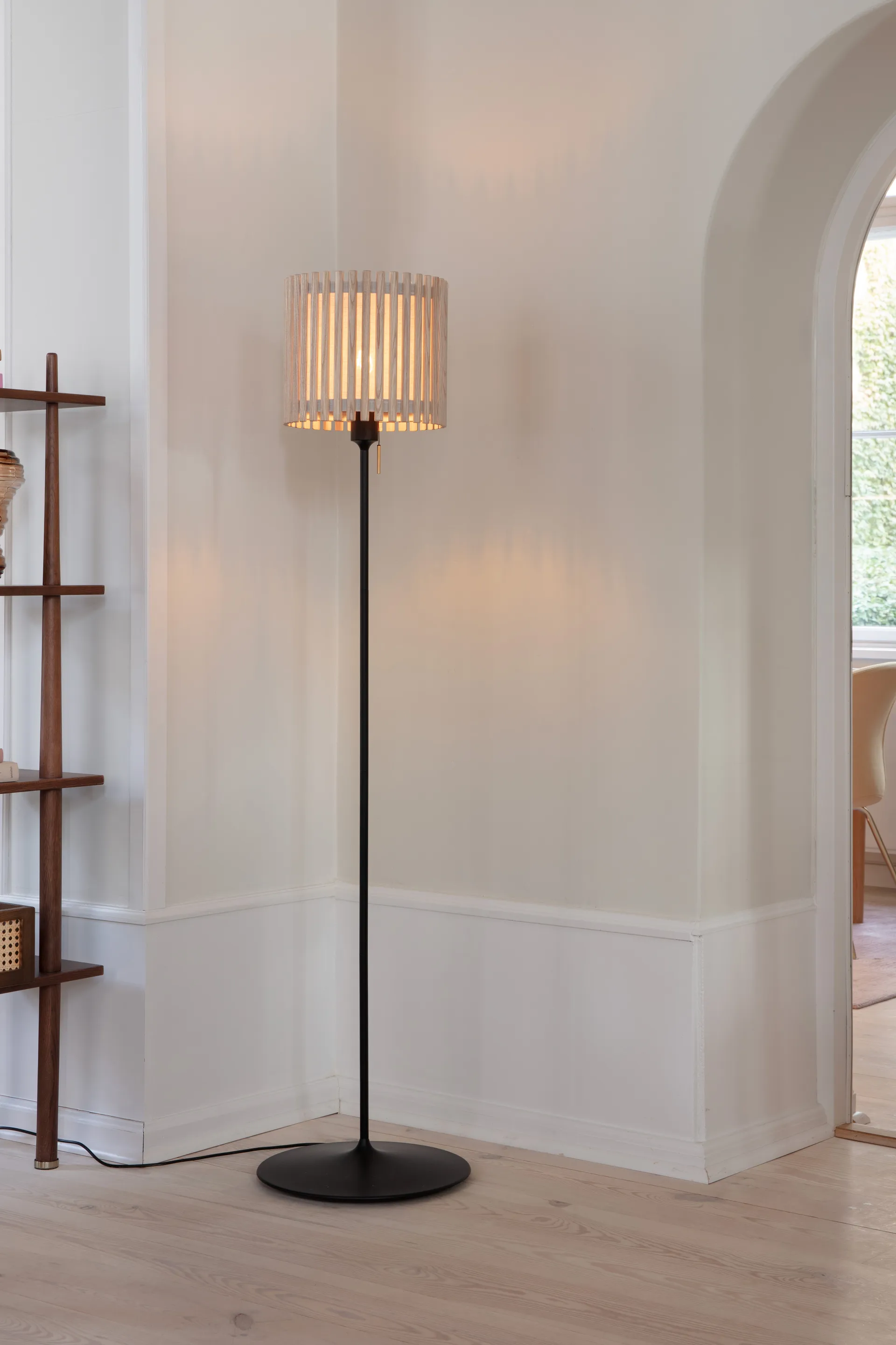 Lampa podłogowa Komorebi średnia, Square oak-Czarny Umage