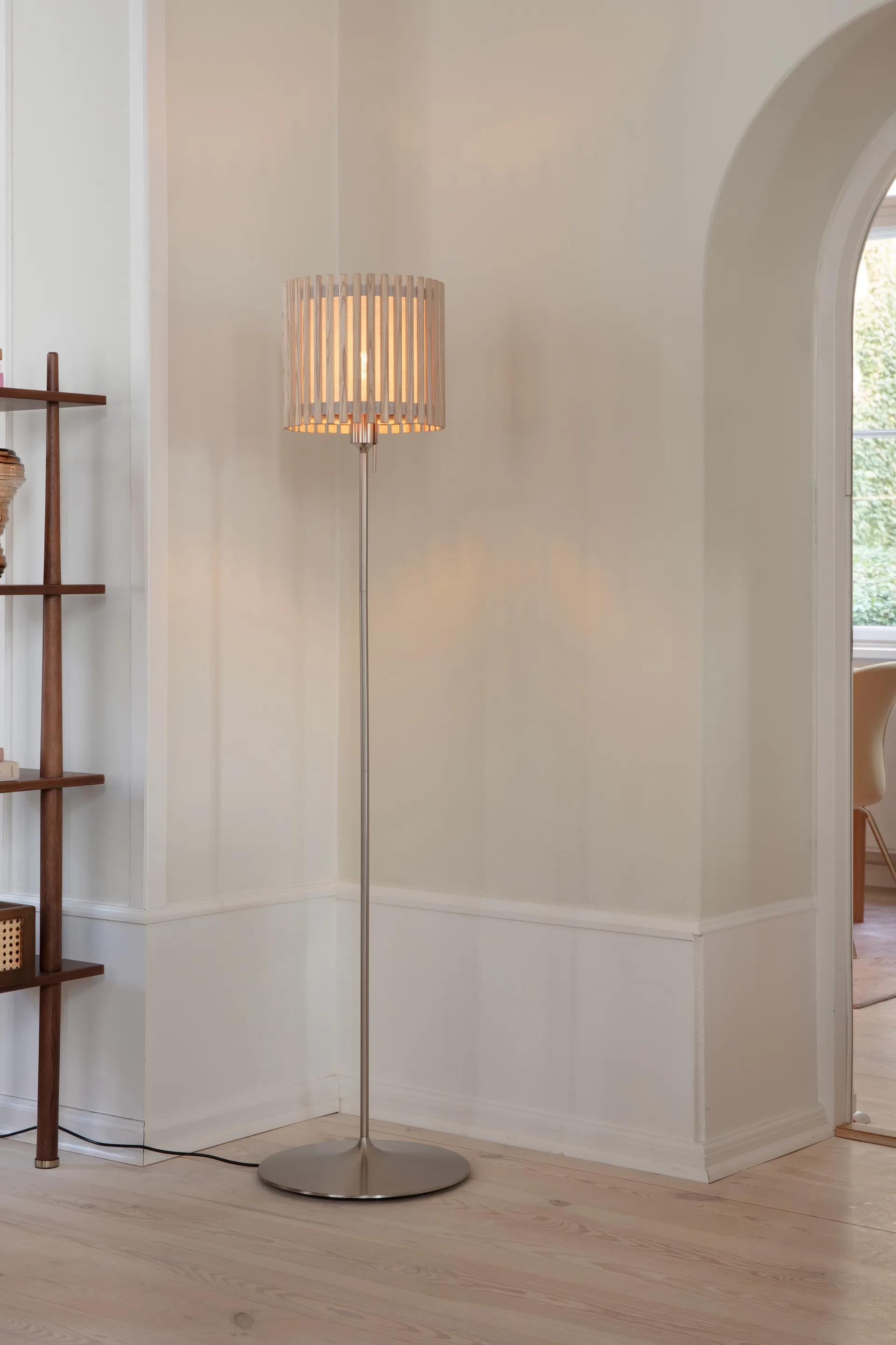 Lampa podłogowa Komorebi średnia, Square oak-Szczotkowana stal Umage