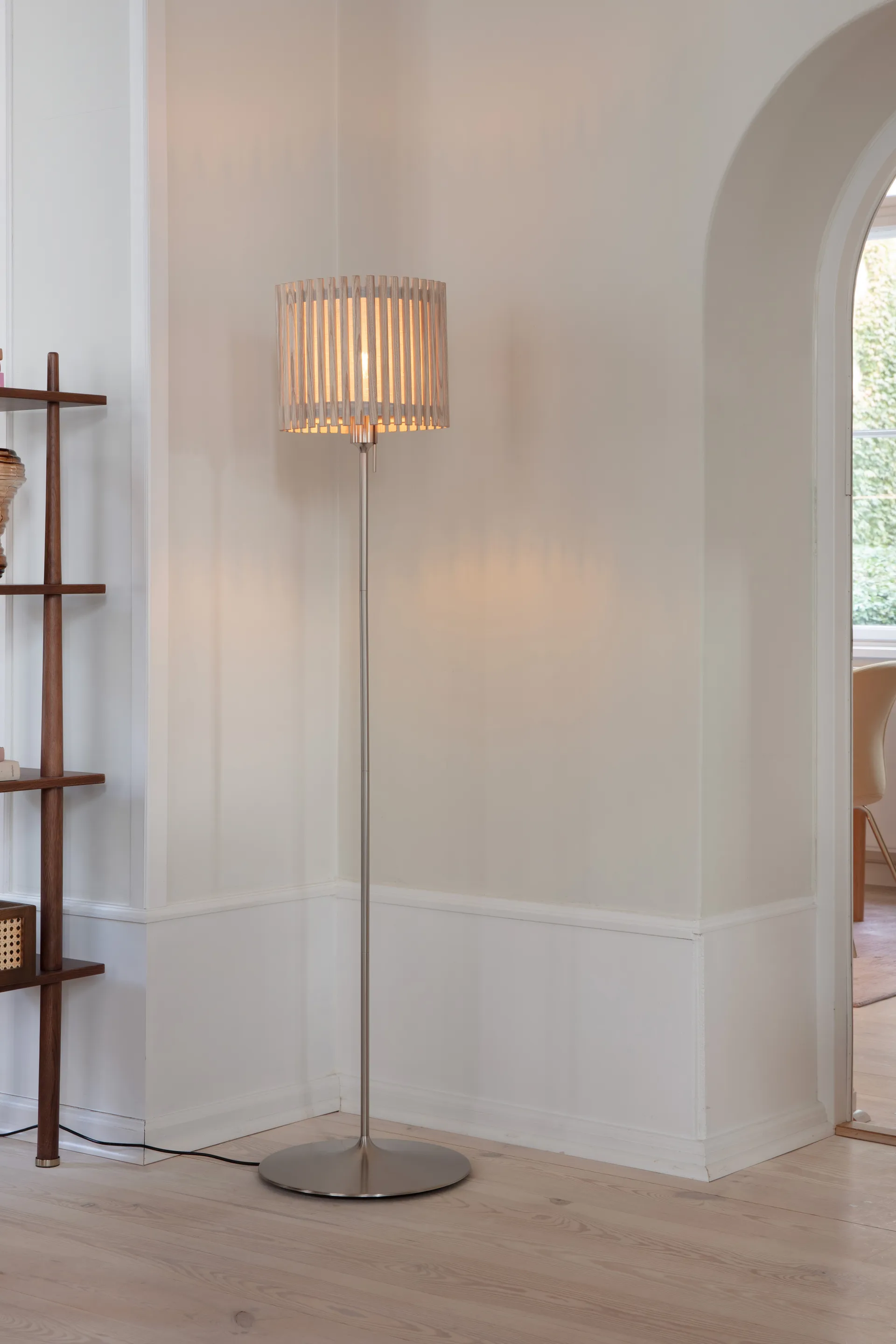 Lampa podłogowa Komorebi średnia, Szczotkowany mosiądz Umage