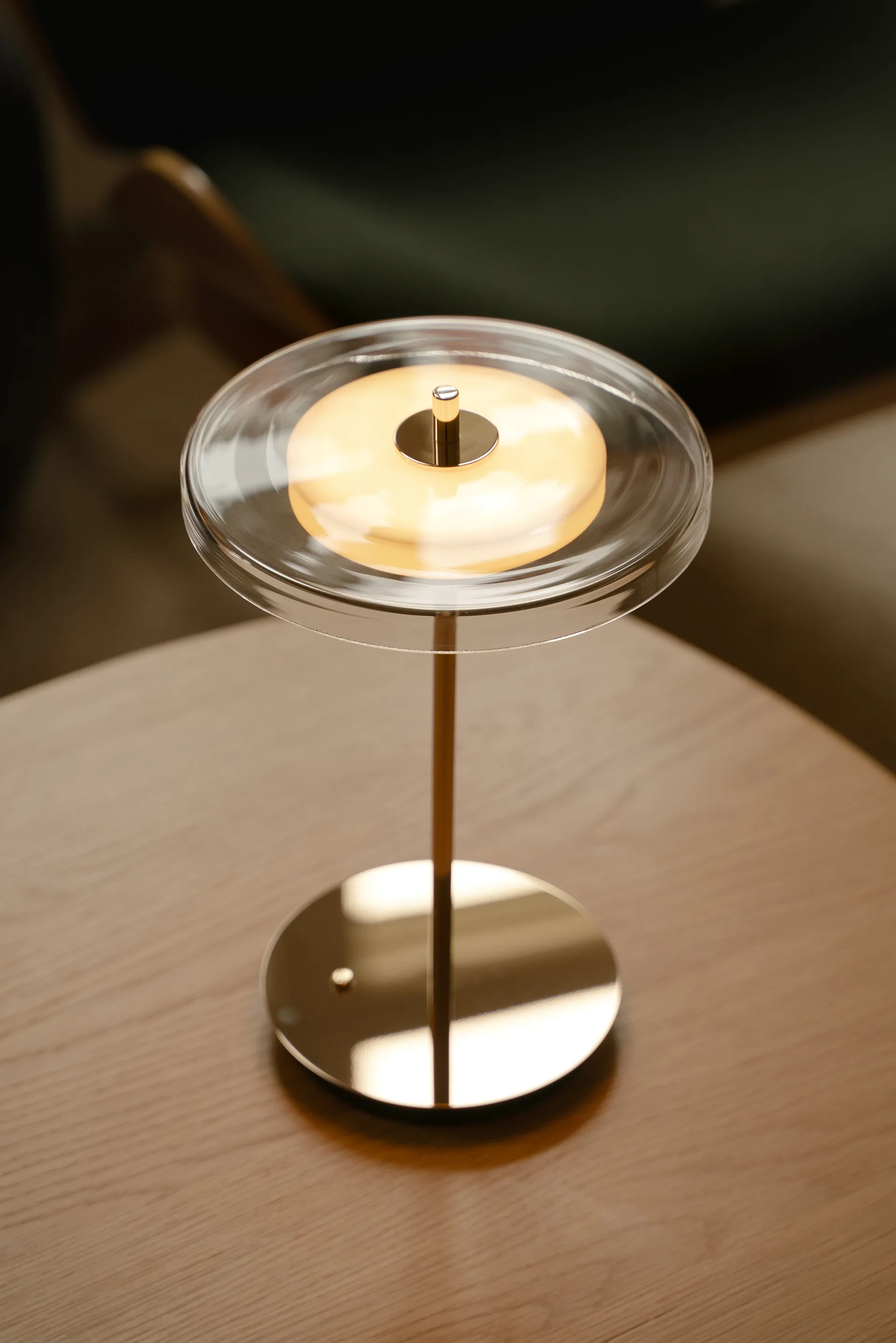 Lampa stołowa Asteria Move, Glass-polished brass Umage