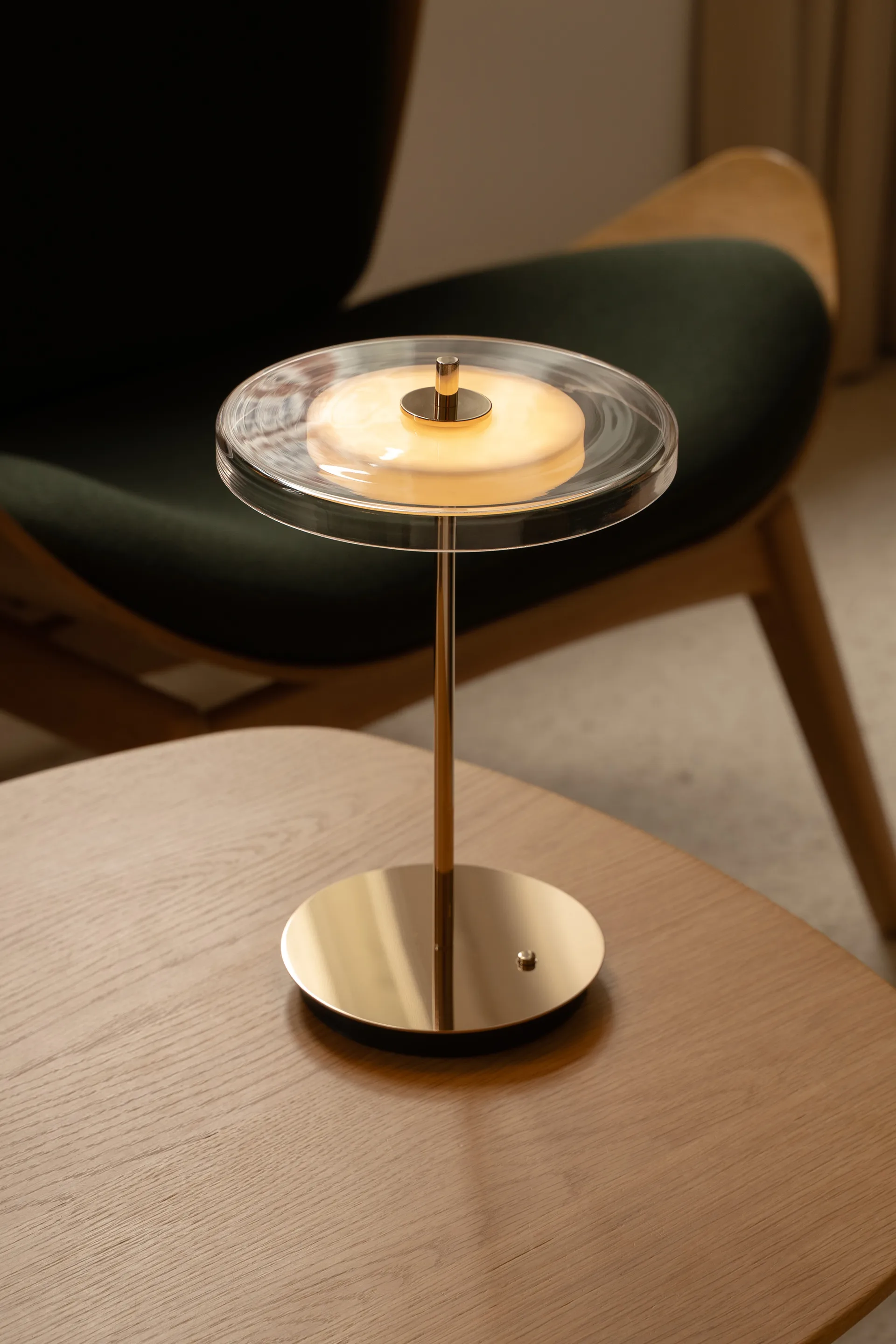 Lampa stołowa Asteria Move, Glass-polished brass Umage