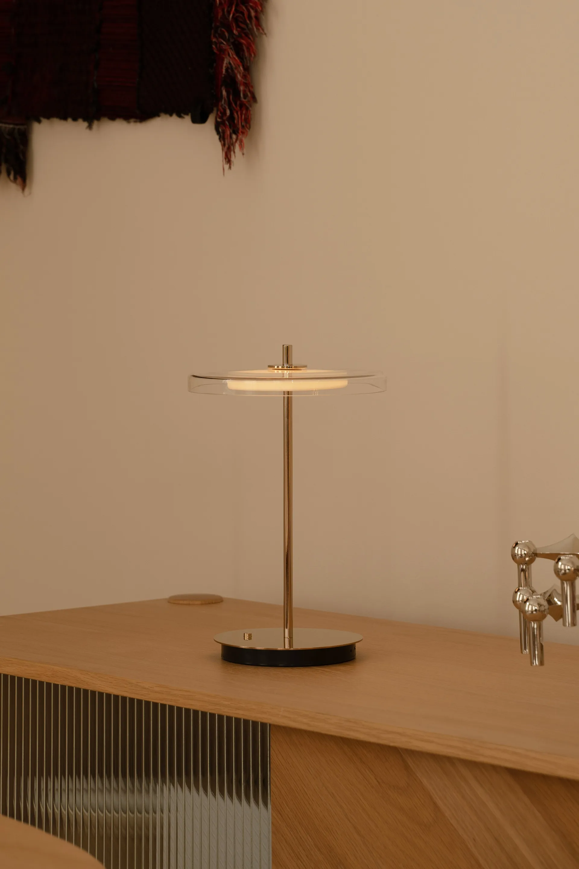 Lampa stołowa Asteria Move, Glass-polished brass Umage