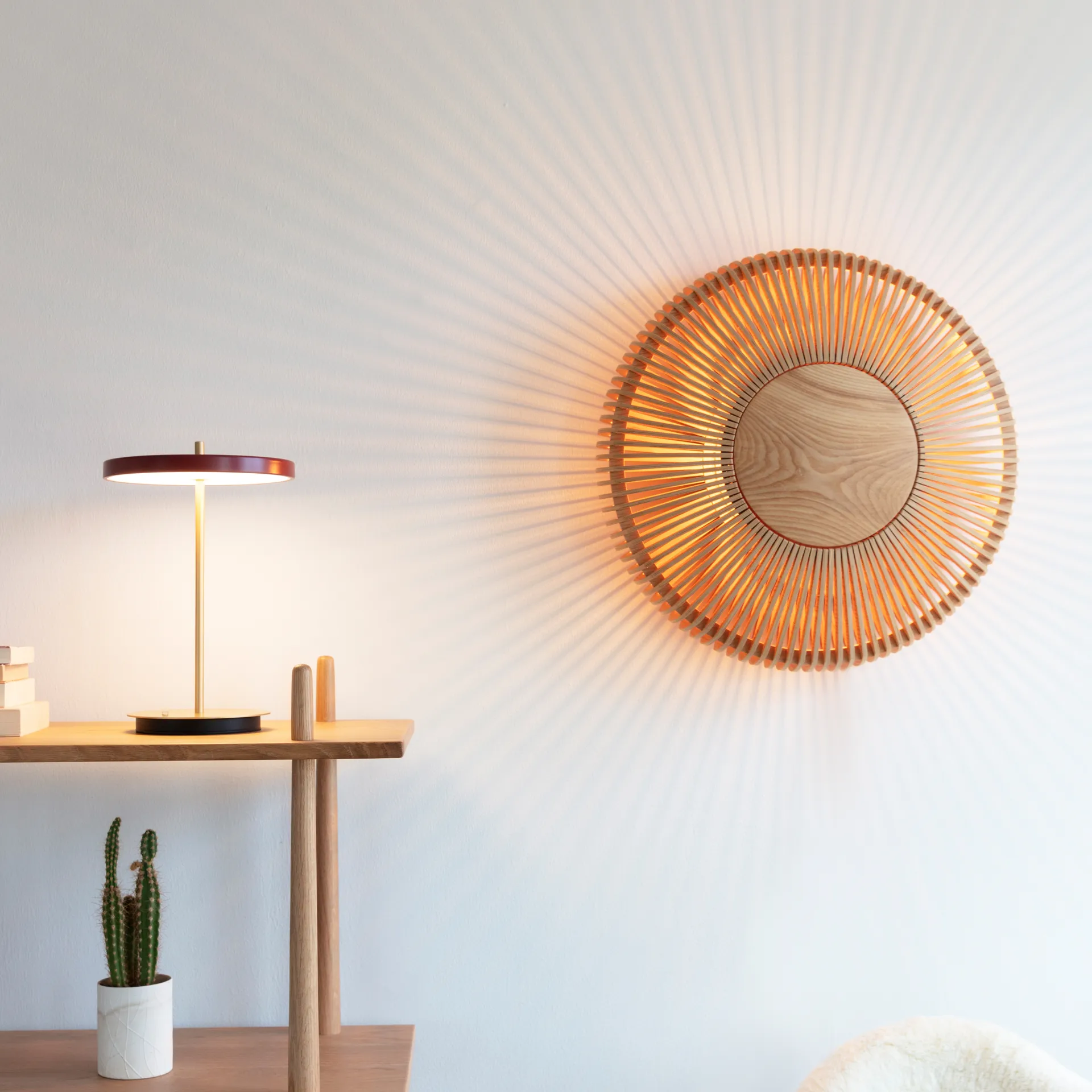 Lampa stołowa Asteria Move, Ruby red Umage