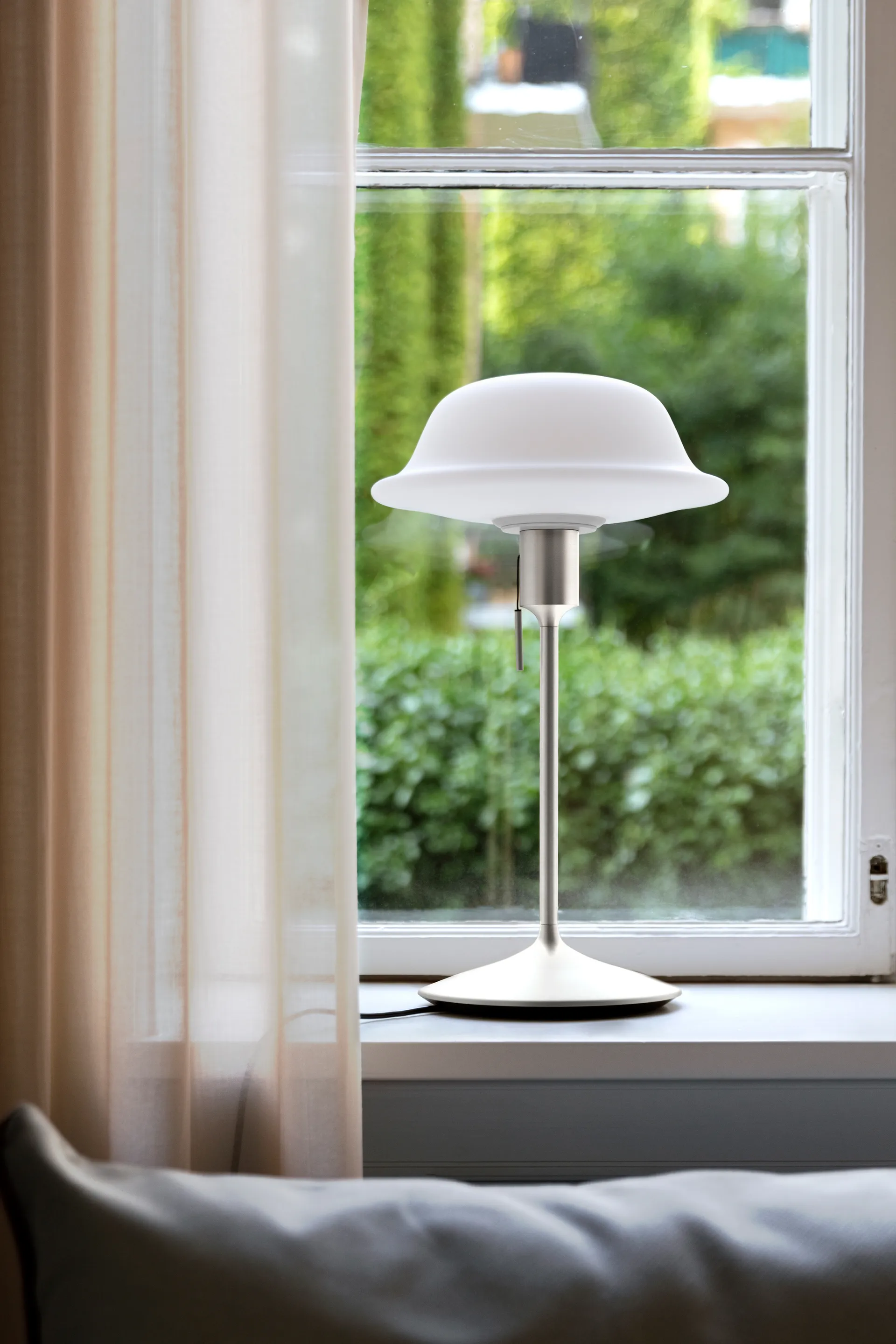 Lampa stołowa Butler, Biały-szczotkowana stal Umage