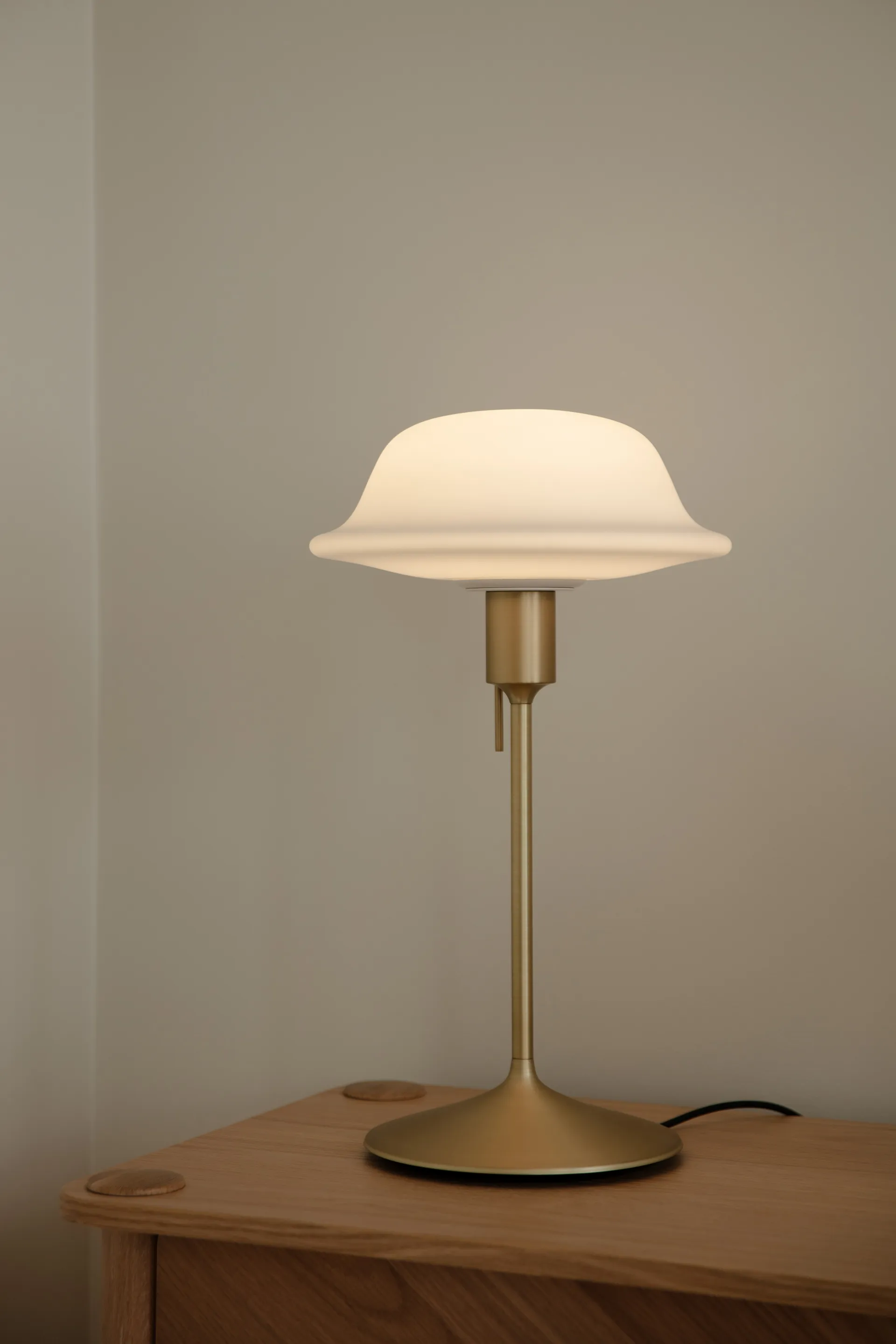 Lampa stołowa Butler, Biały-szczotkowany mosiądz Umage