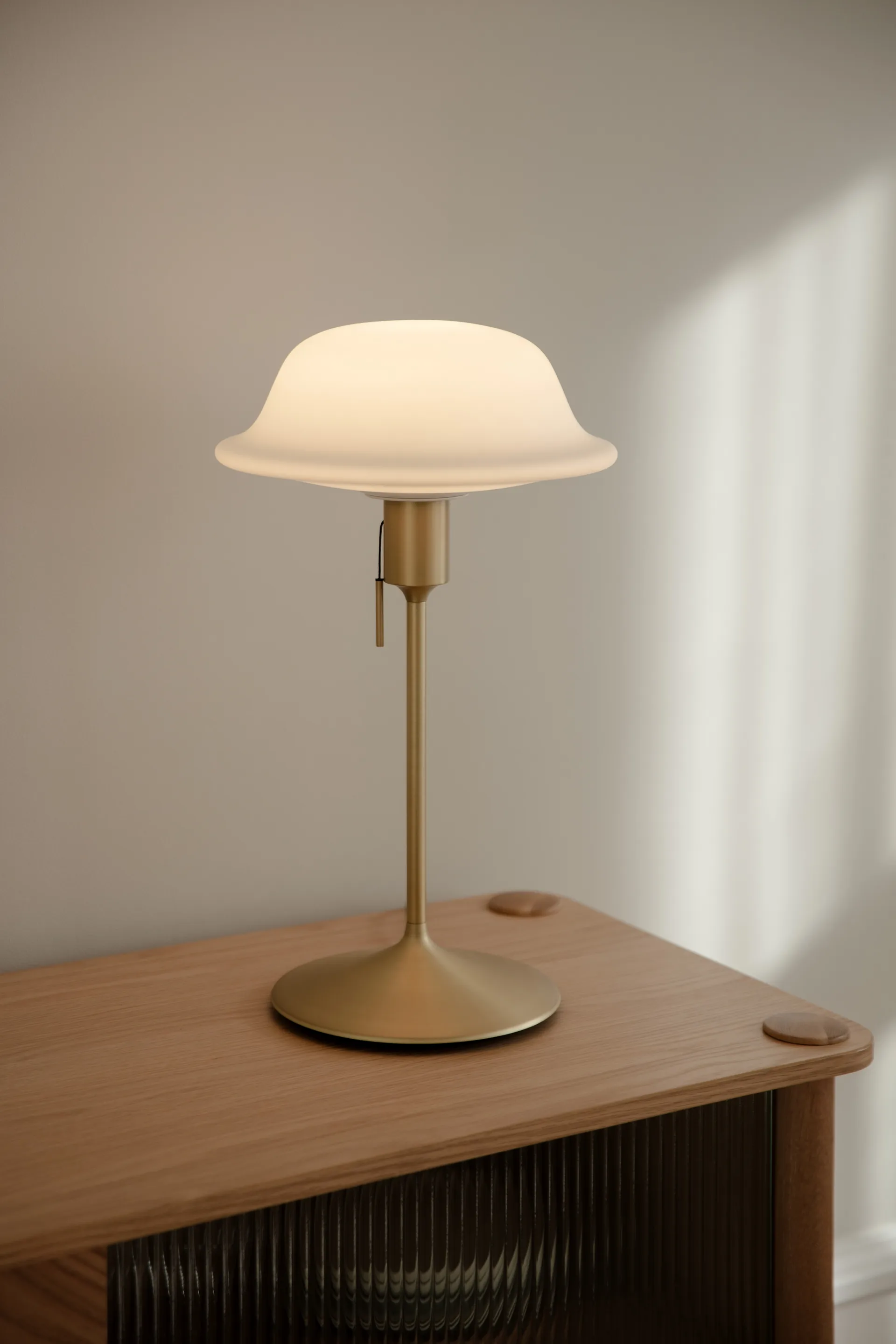 Lampa stołowa Butler, Biały-szczotkowany mosiądz Umage