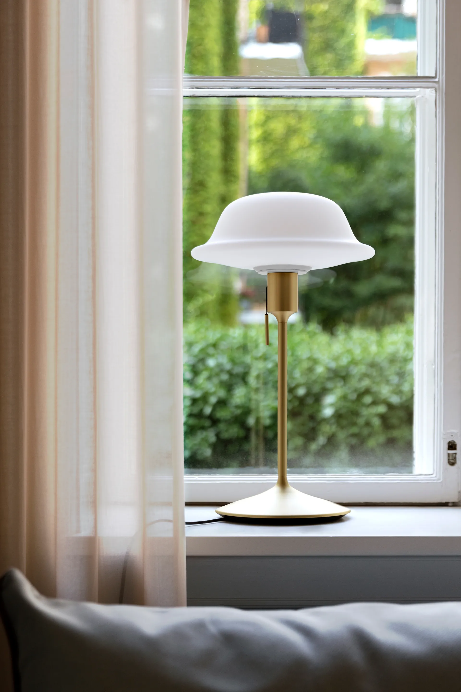 Lampa stołowa Butler, Biały-szczotkowany mosiądz Umage