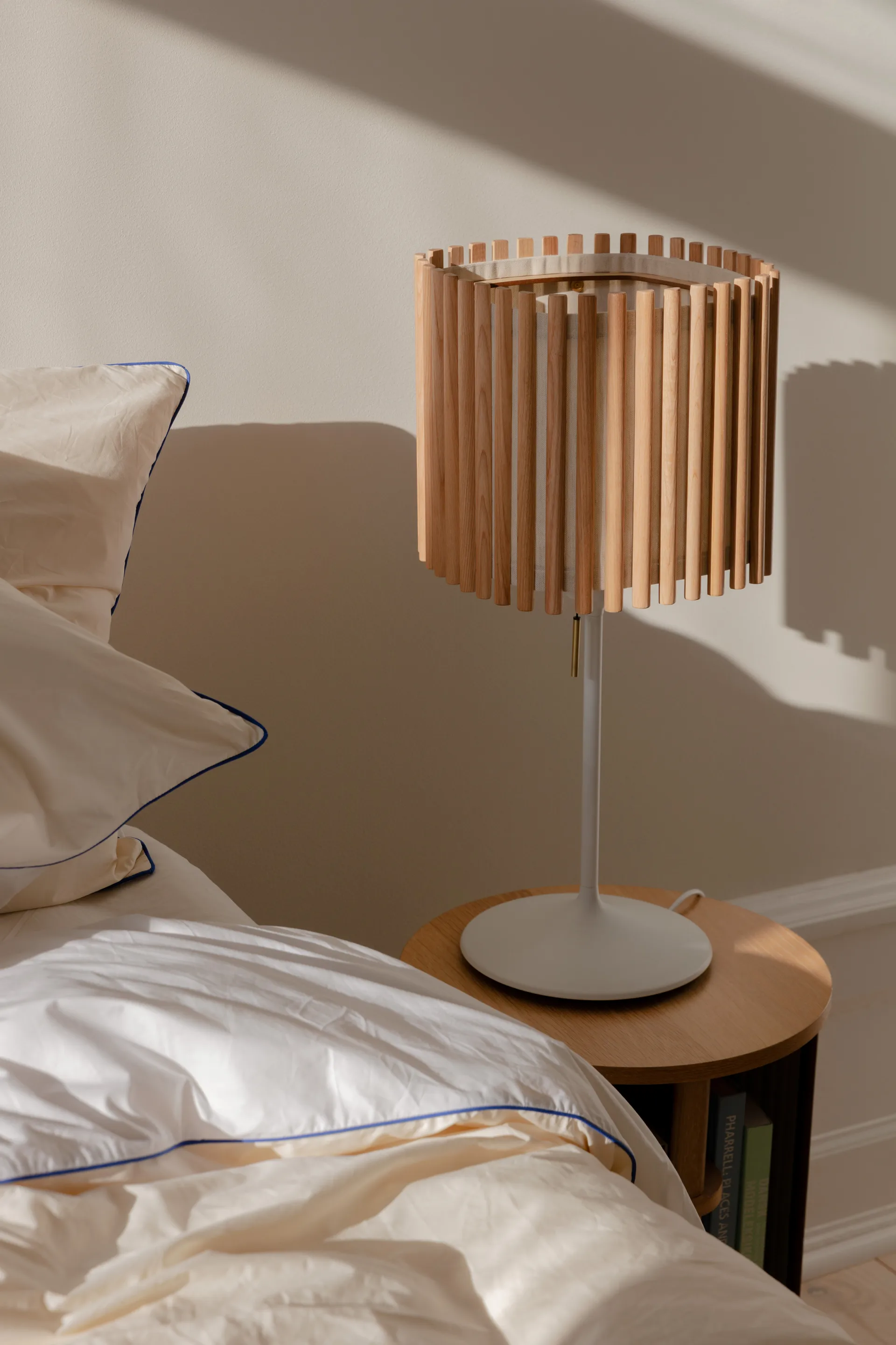 Lampa stołowa Komorebi średnia, Square oak-Biały Umage
