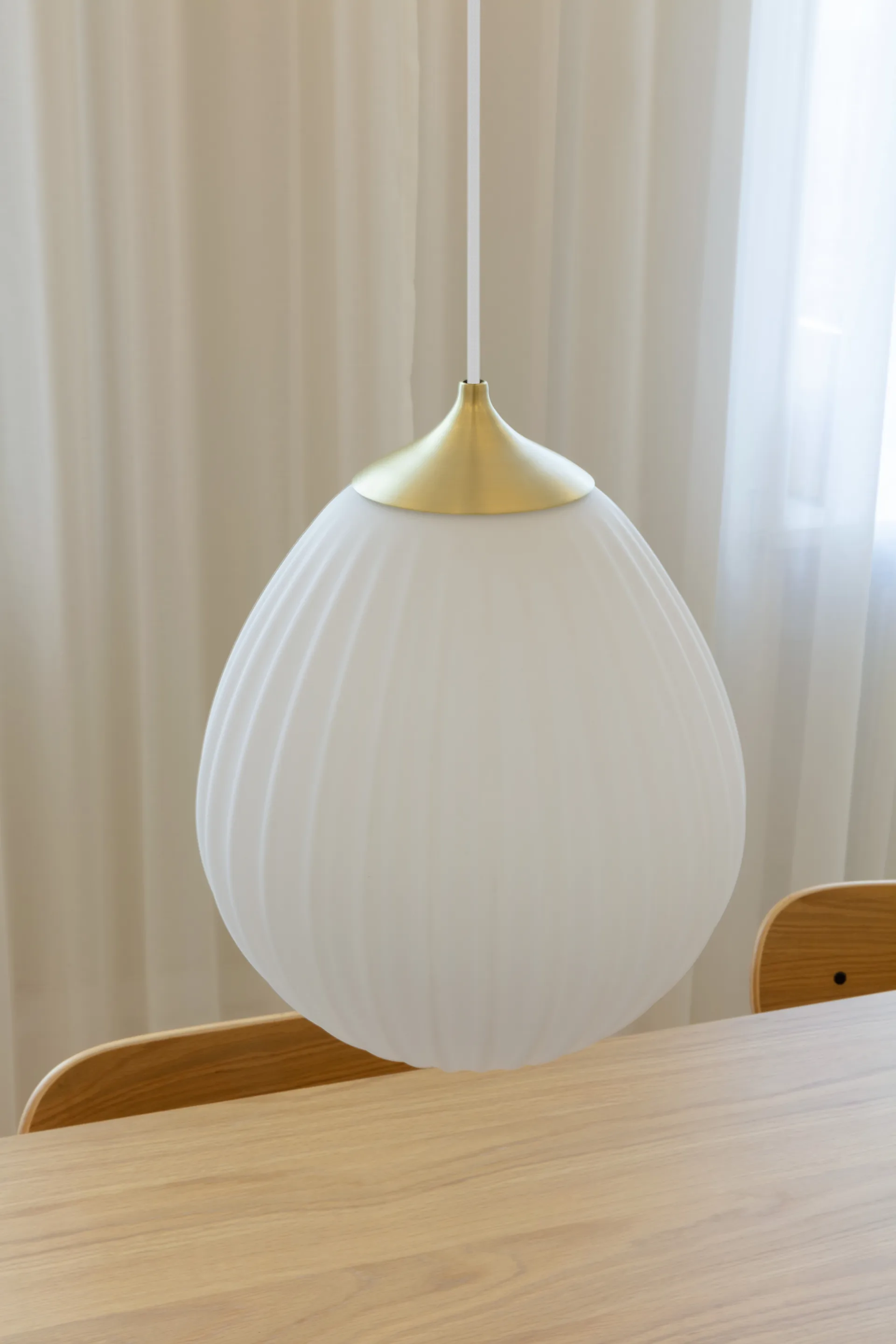 Lampa wisząca Around The World średnia, Szczotkowany mosiądz Umage