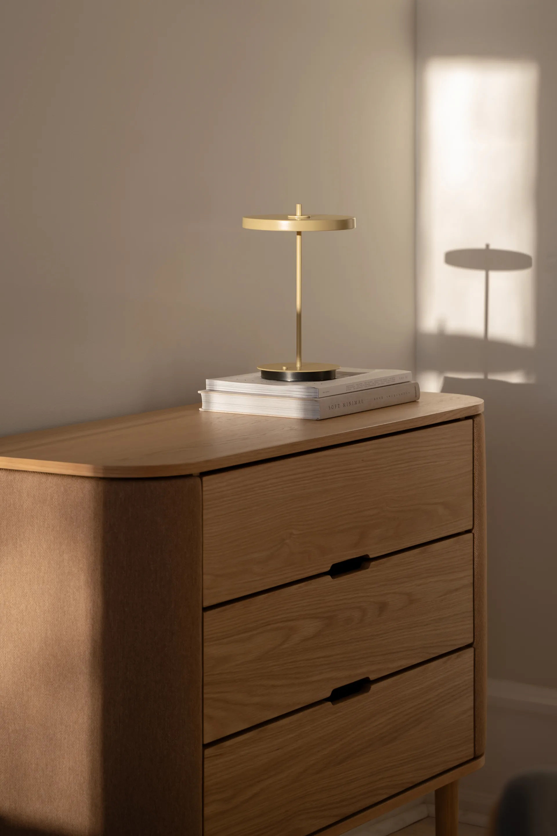 Przenośna lampa stołowa Asteria Move, Monochrome-butter yellow Umage