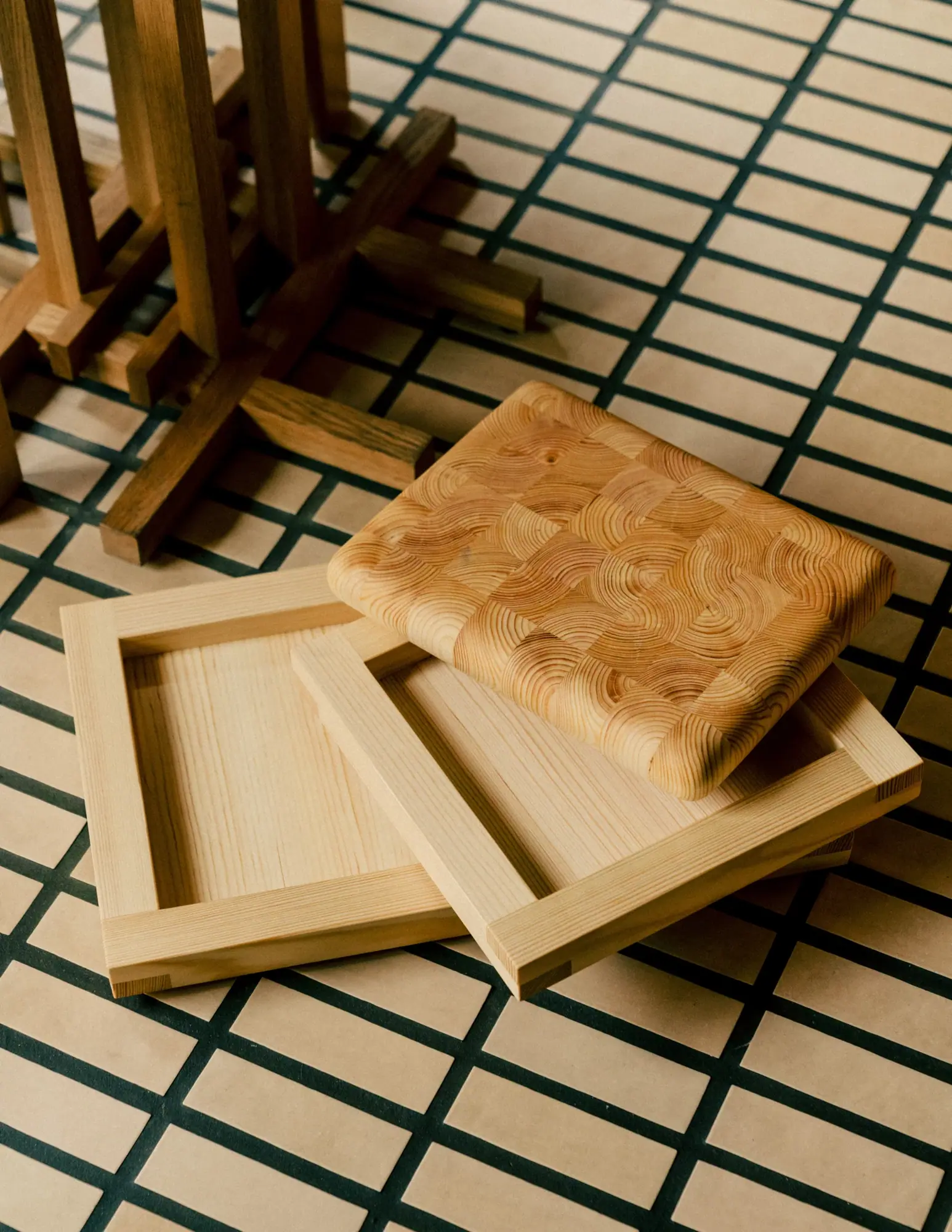 009 Tray taca, Sosnowe olejowoskowane, 33x33x6 cm Vaarnii