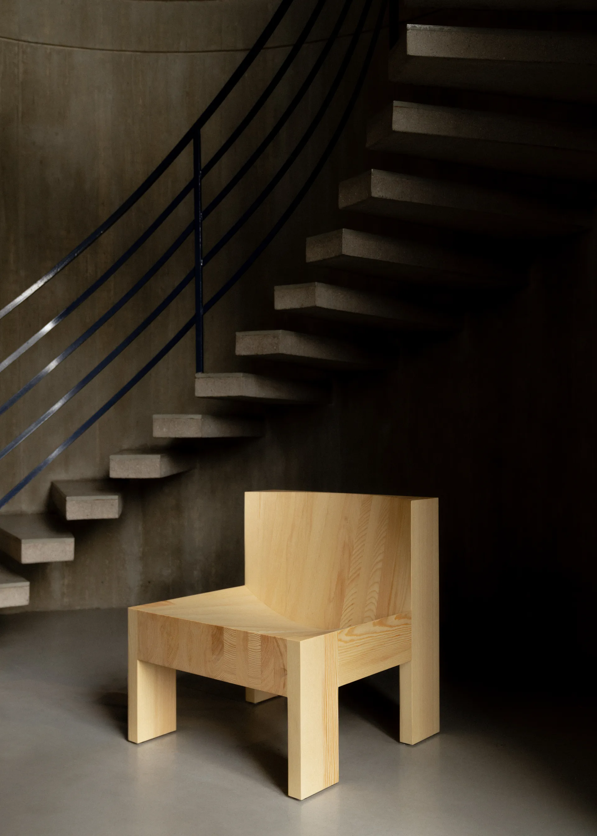 Fotel lounge 005 Lounge Chair, Sosna olejowana i woskowana, matowe Vaarnii