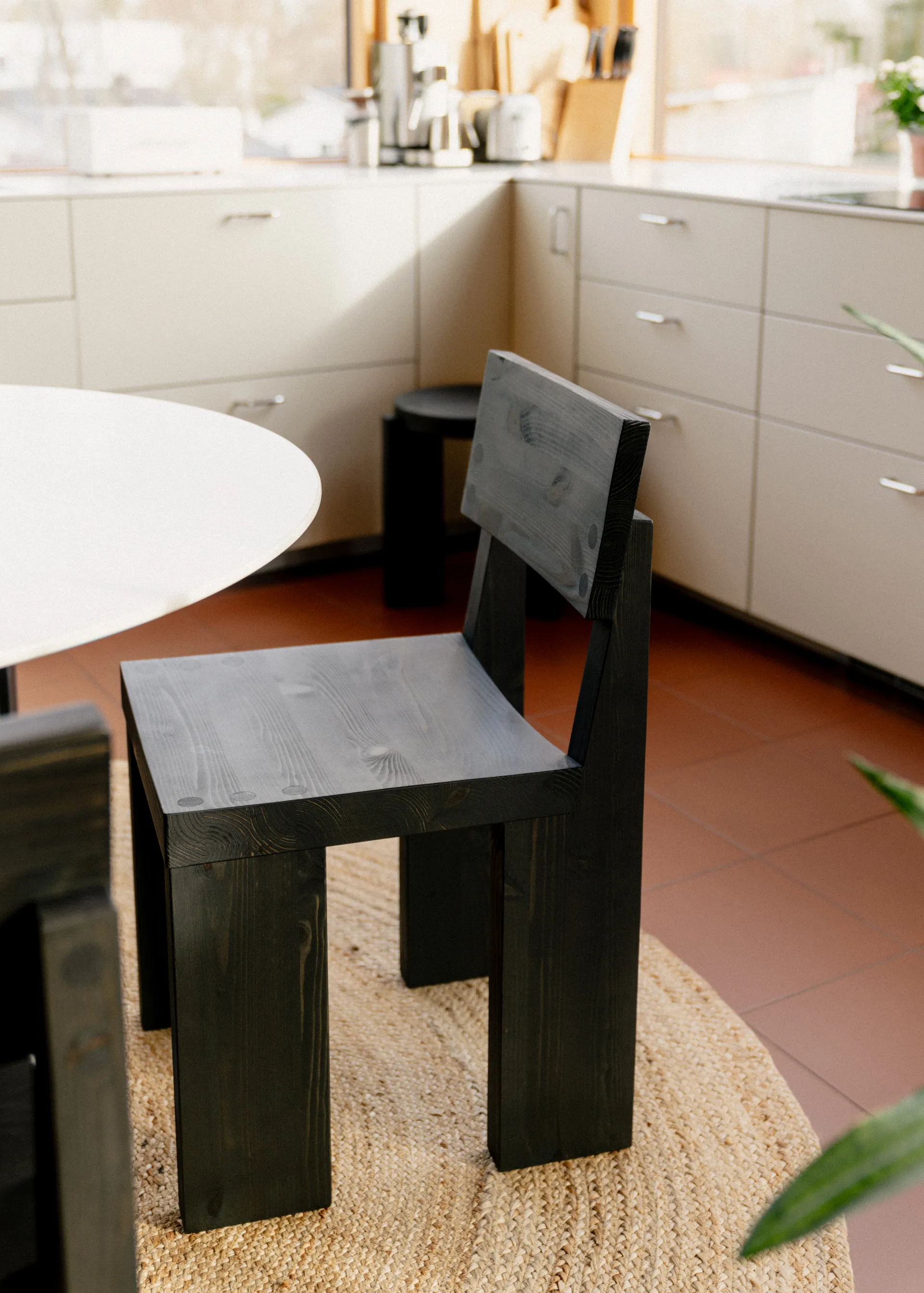 Krzesło 001 Dining Chair, Sosna bejcowana na czarno Vaarnii