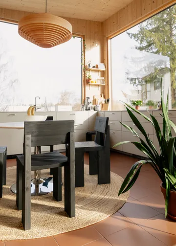 Krzesło 001 Dining Chair - Sosna bejcowana na czarno - Vaarnii