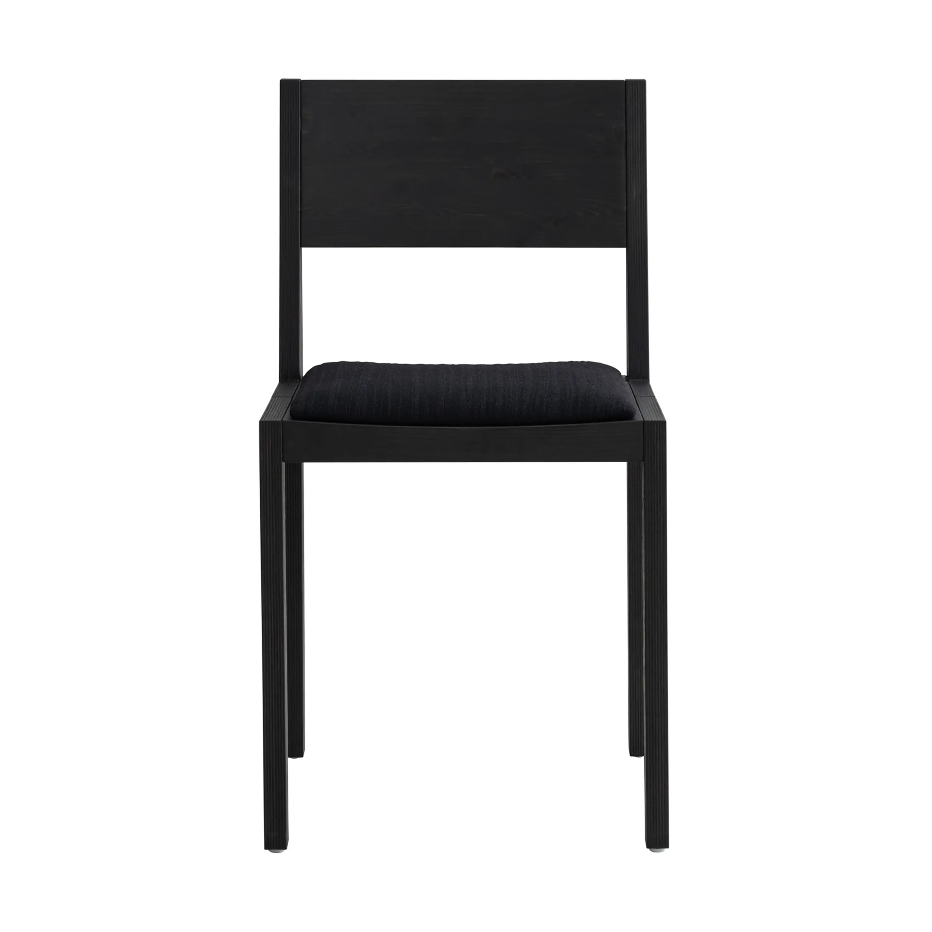 Krzesło 016 Maasto Dining Chair, Sosna bejcowana na czarno, siedzisko tapicerowane na czarno Vaarnii