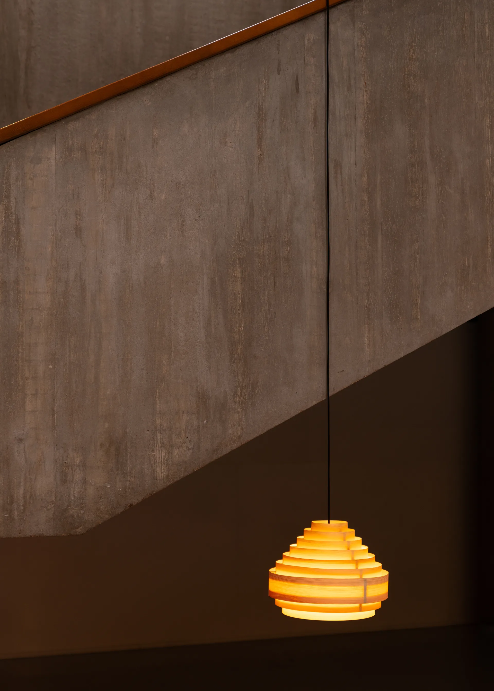 Lampa wisząca 1001 Hans Pendant, Sosna olejowana i woskowana, matowe, Ø38 cm Vaarnii