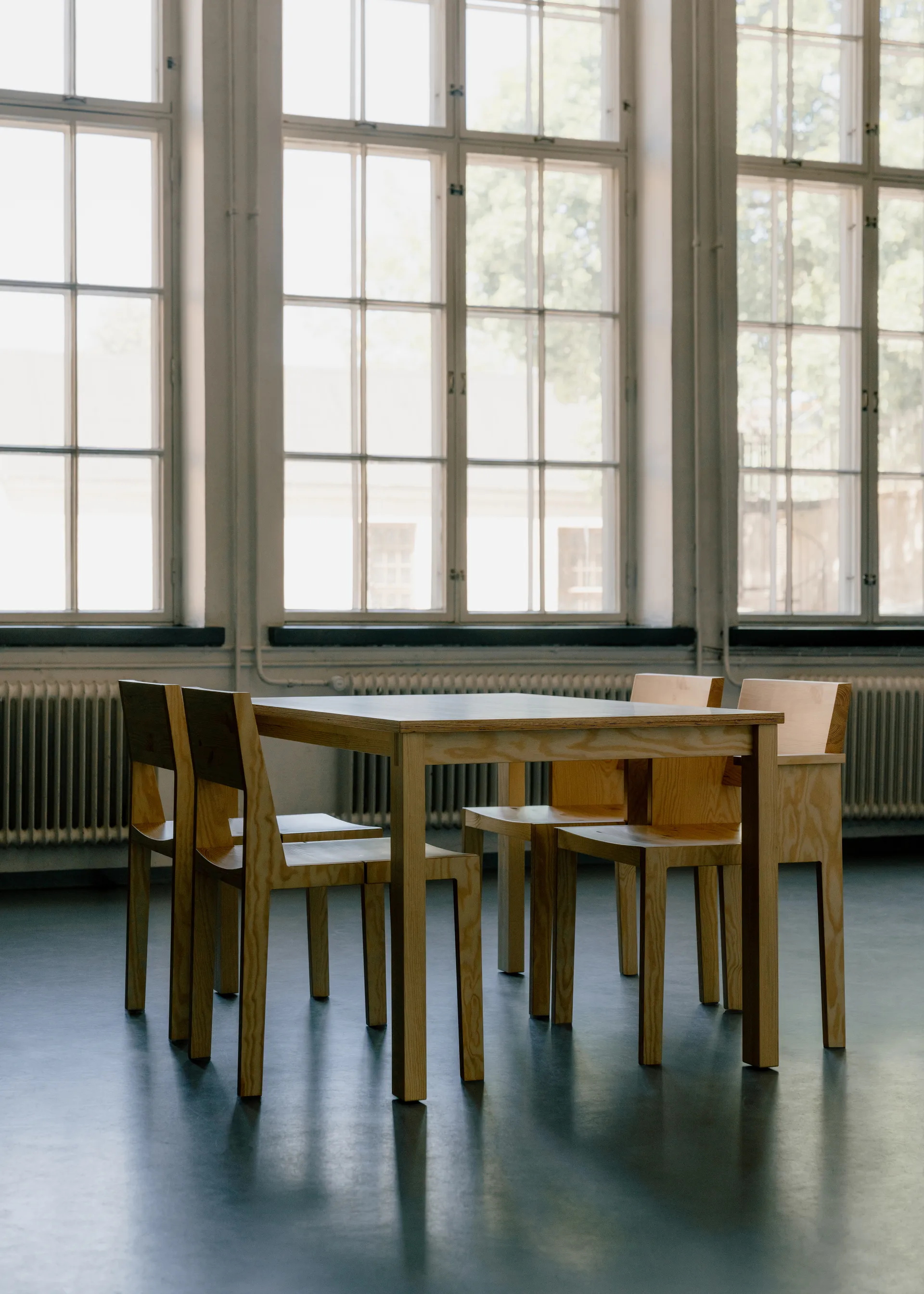 Stół 016 Maasto Table, Sosna olejowana i woskowana, matowe, 90×90×75 cm Vaarnii