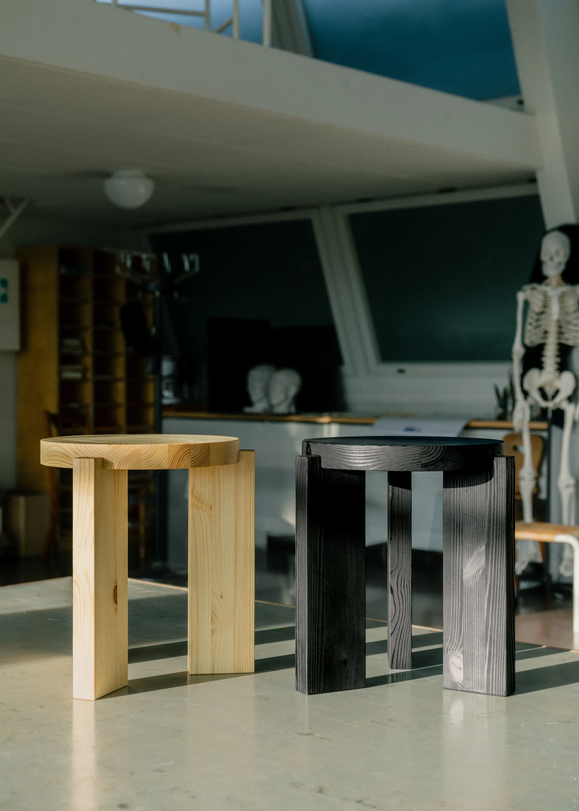 Taboret 001 Stool, Sosna bejcowana na czarno, Ø40×44 cm Vaarnii