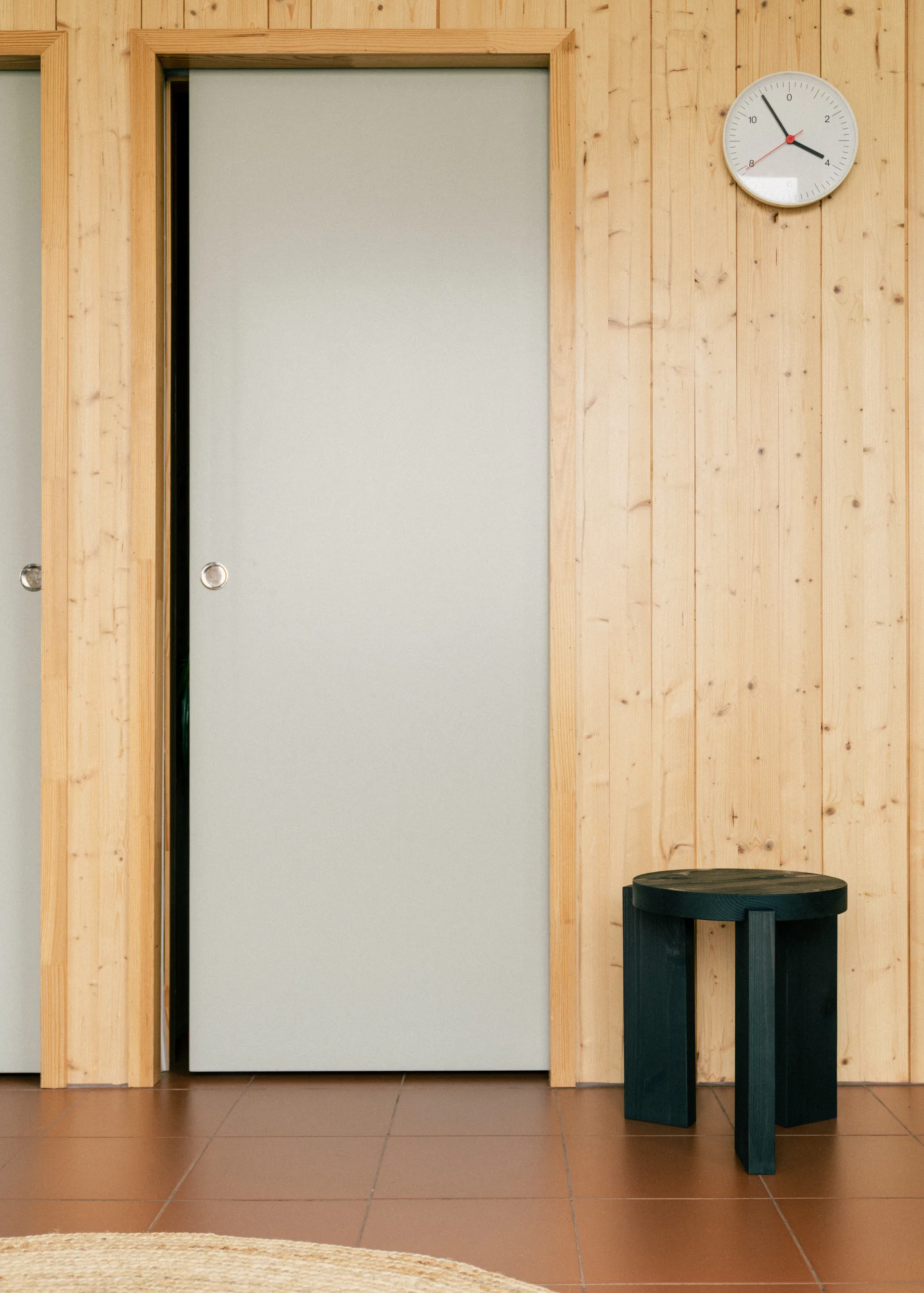 Taboret 001 Stool, Sosna bejcowana na czarno, Ø40×44 cm Vaarnii