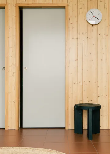 Taboret 001 Stool - Sosna bejcowana na czarno, Ø40×44 cm - Vaarnii