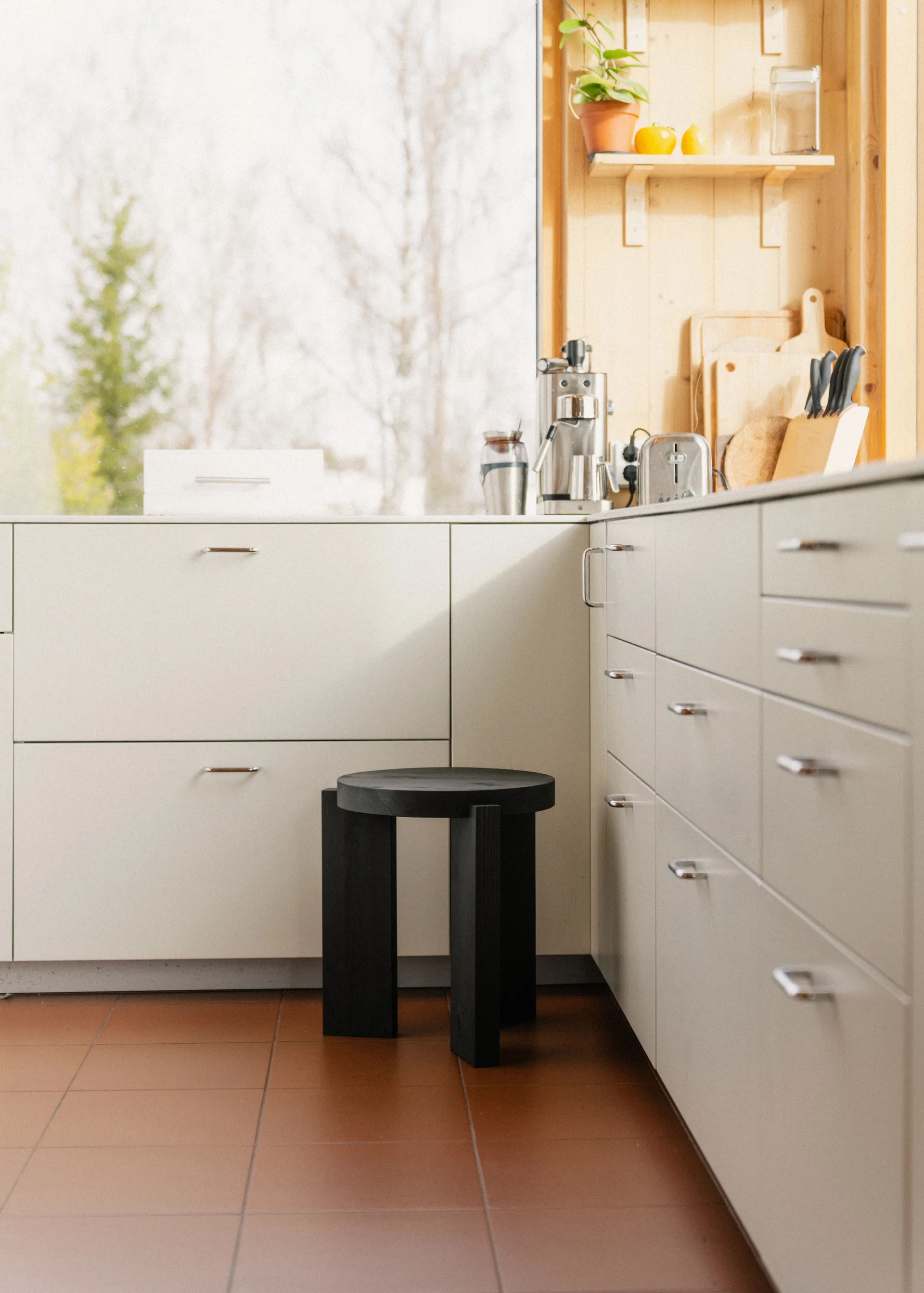 Taboret 001 Stool, Sosna bejcowana na czarno, Ø40×44 cm Vaarnii