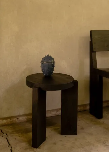 Taboret 001 Stool - Sosna bejcowana na czarno, Ø40×44 cm - Vaarnii