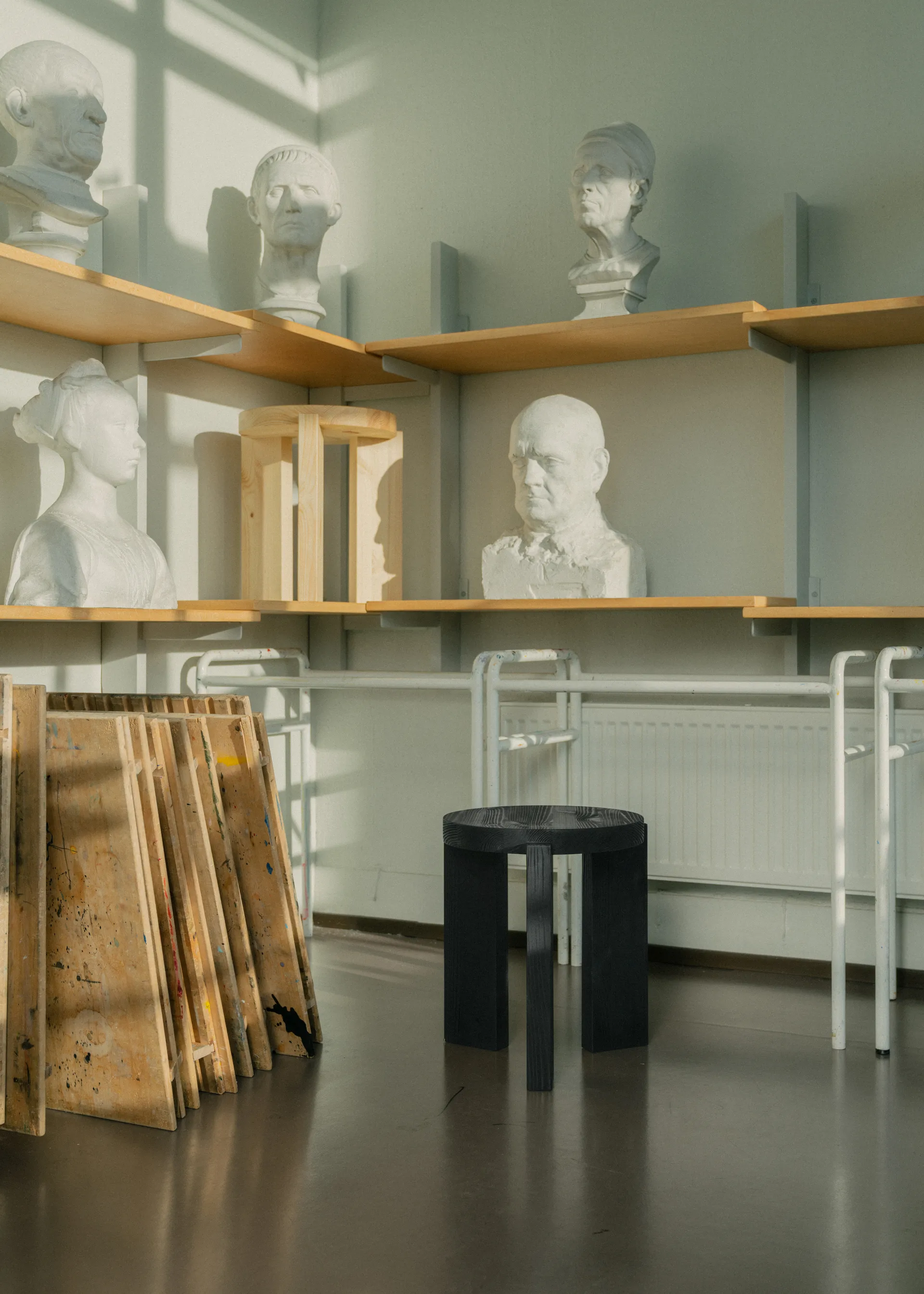 Taboret 001 Stool, Sosna bejcowana na czarno, Ø40×44 cm Vaarnii