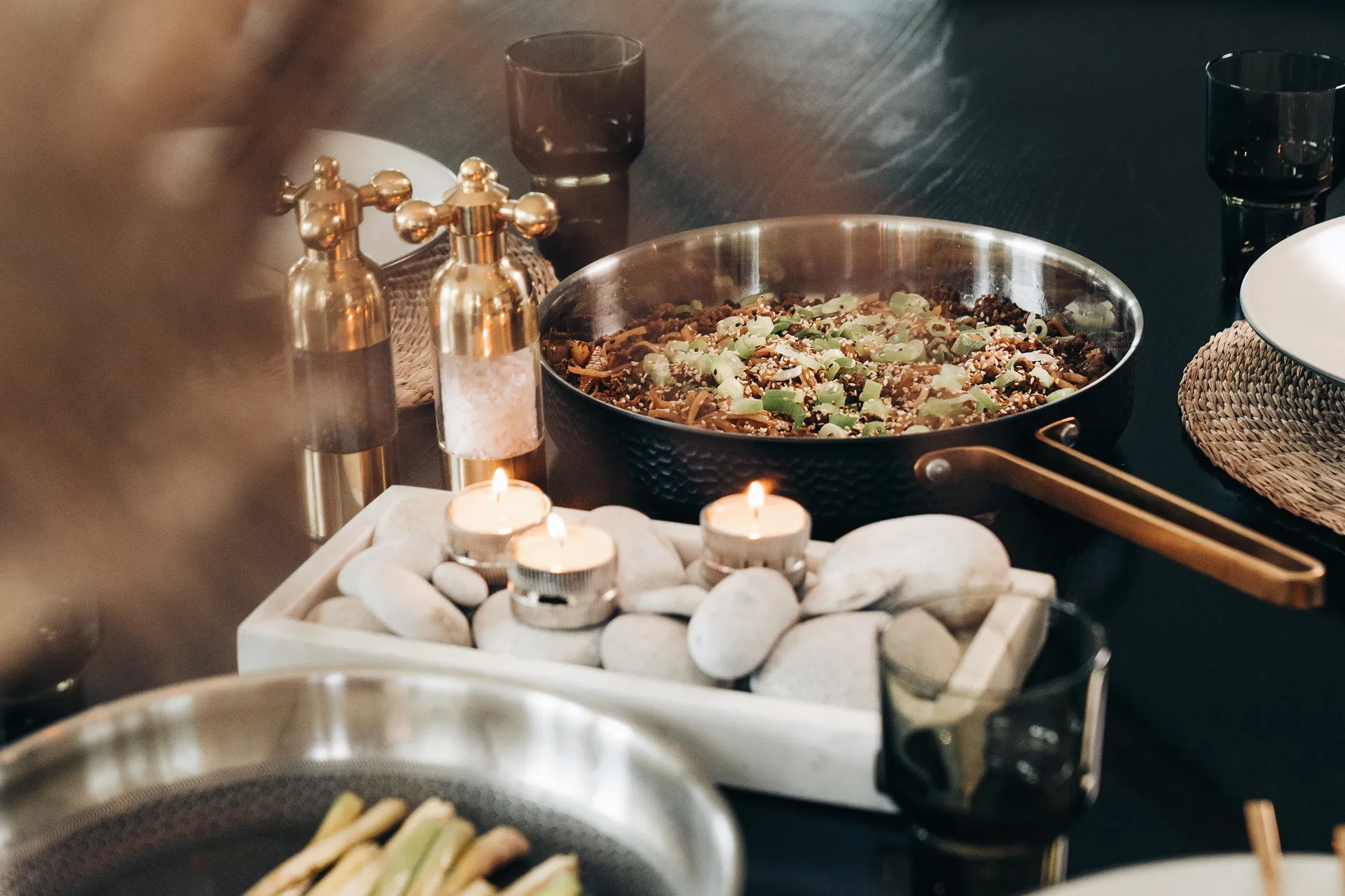 Czarna młotkowana patelnia traktorowa Arvet z pokrywą, Model X2, Ø28 cm Vargen & Thor