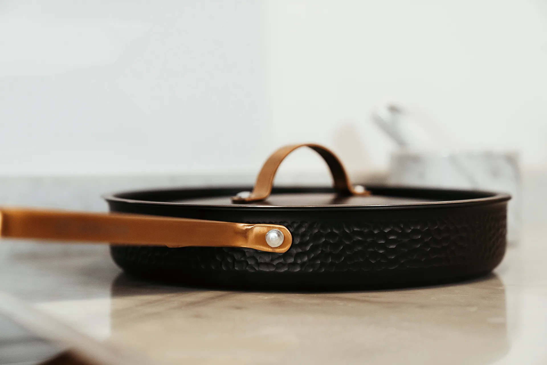 Czarna młotkowana patelnia traktorowa Arvet z pokrywą, Model X2, Ø28 cm Vargen & Thor