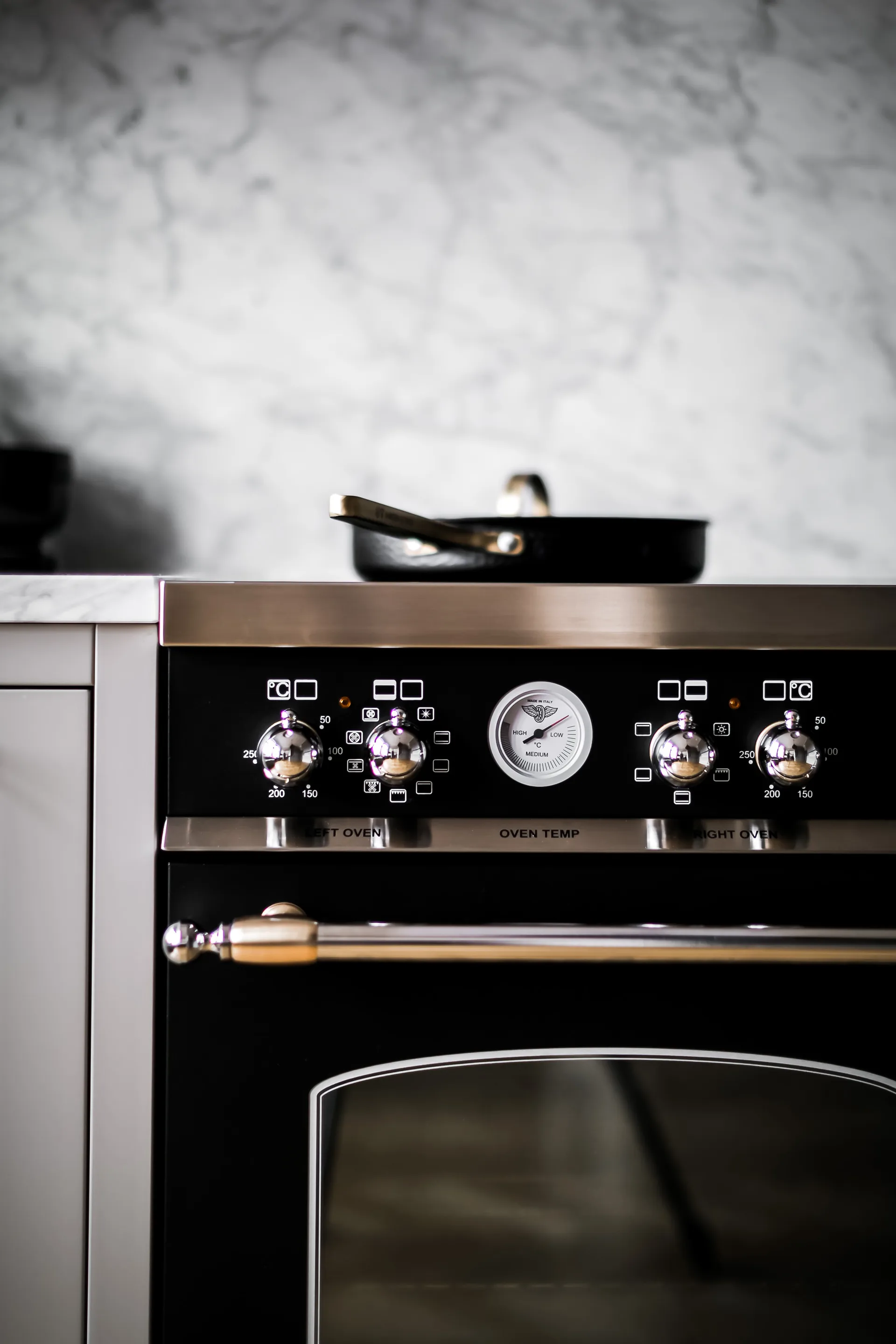 Czarna młotkowana patelnia traktorowa Arvet z pokrywą, Model X2, Ø28 cm Vargen & Thor